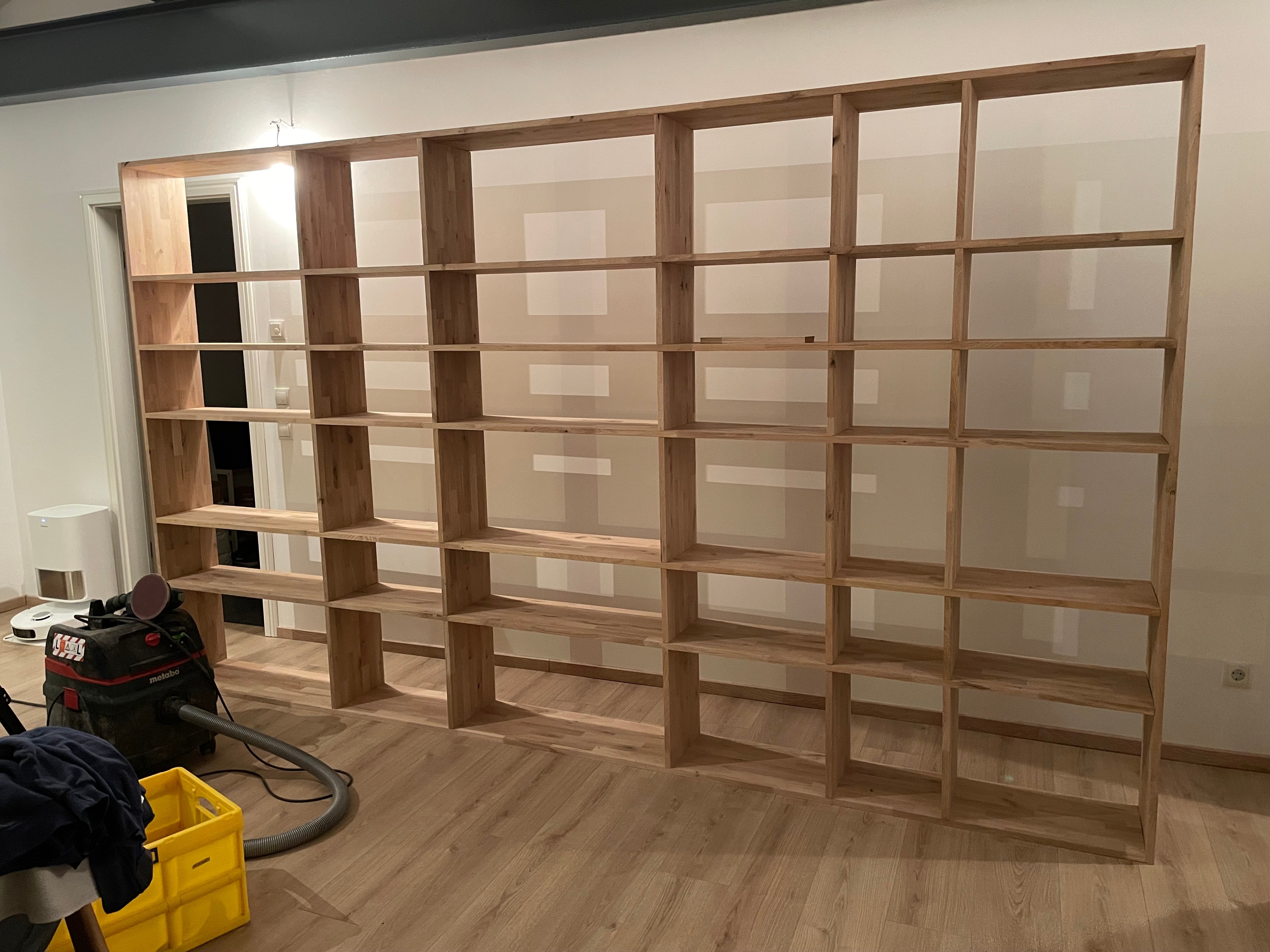 Großformatiges Eichenregal aus Leimholz als Regalsystem. Handgefertigte Maßanfertigung als Unikat.