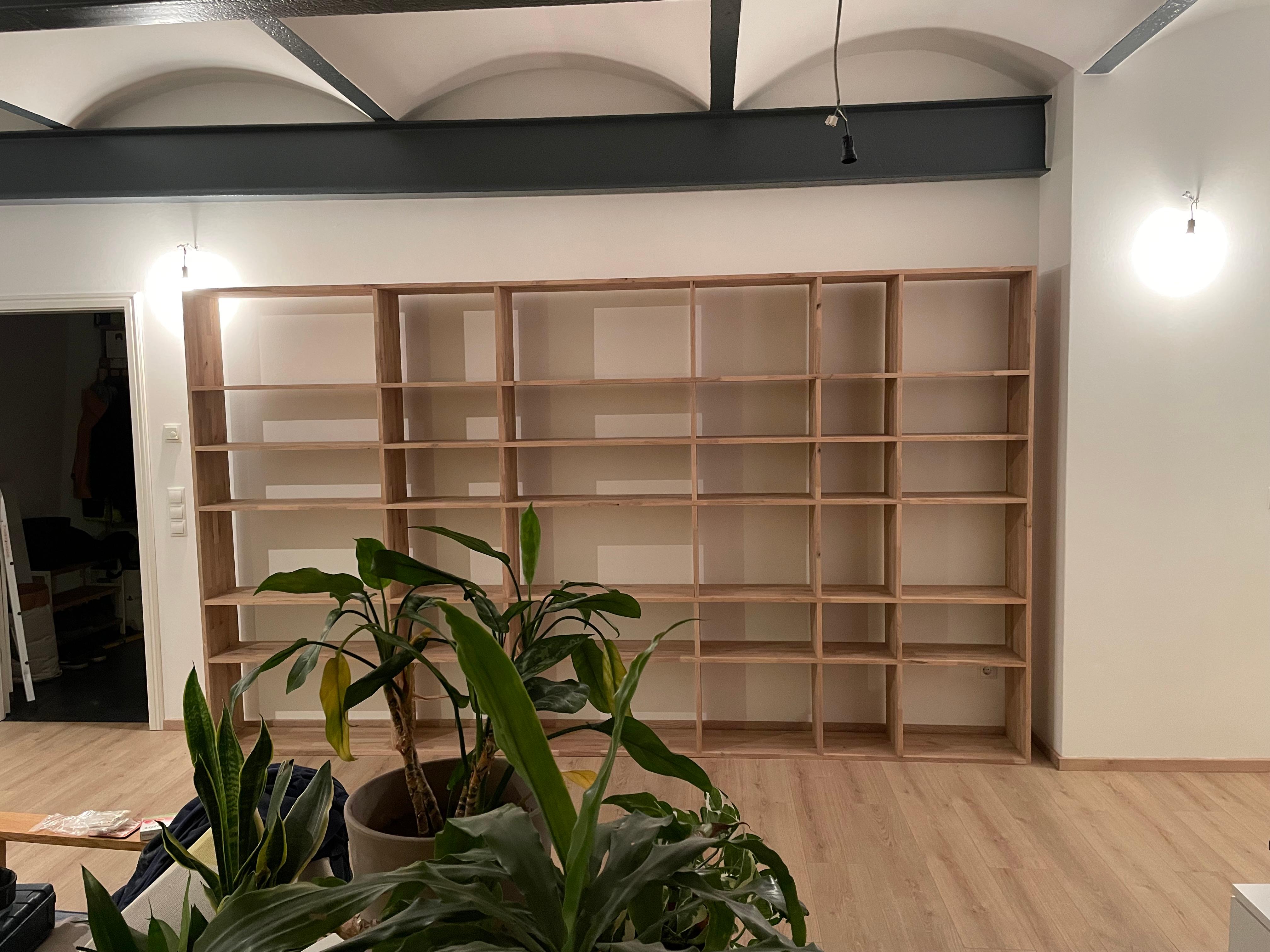 Großformatiges Eichenregal aus Leimholz als Regalsystem. Handgefertigte Maßanfertigung als Unikat.