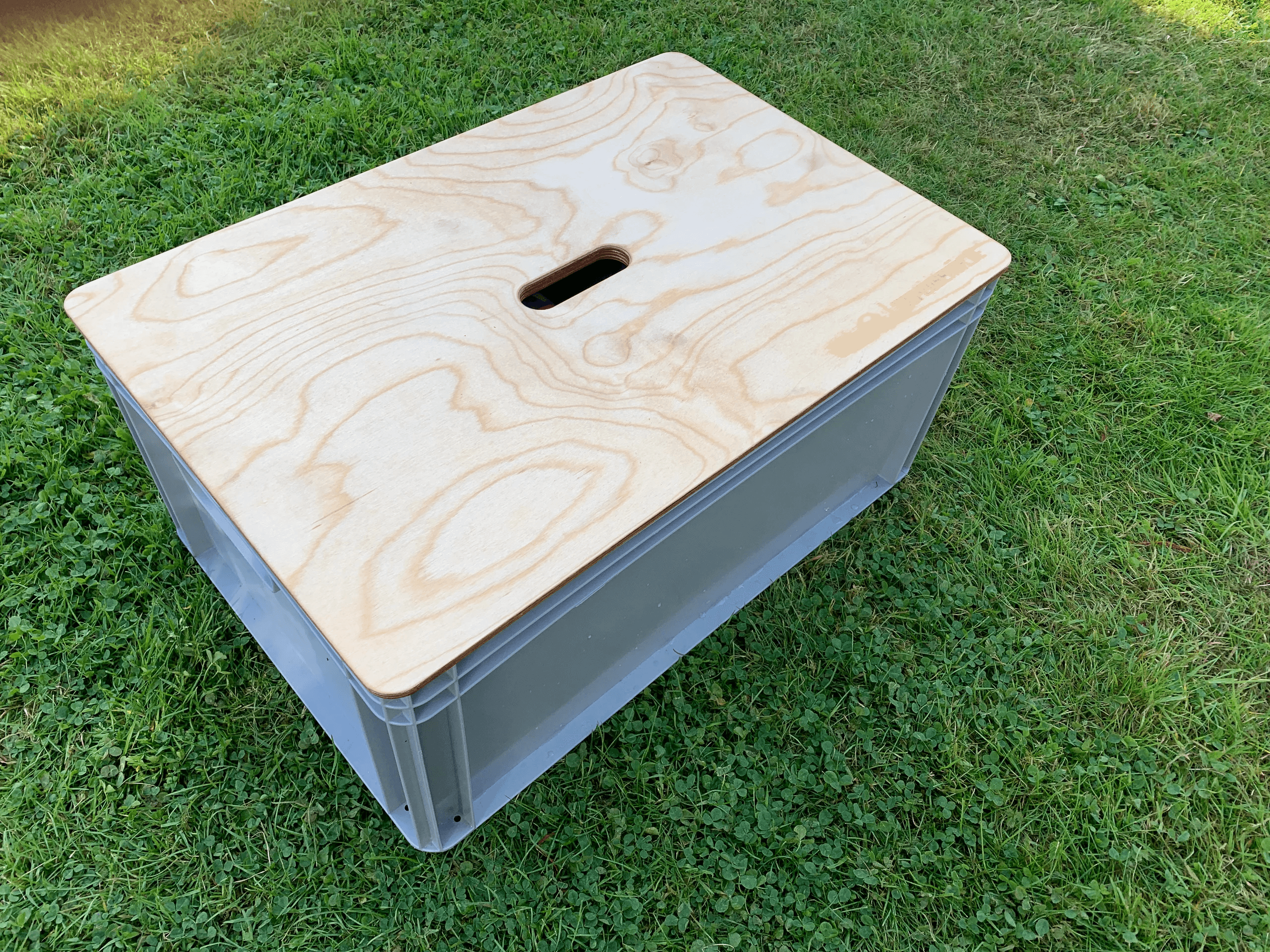 Holzdeckel aus Multiplex als Arbeitsfläche für Euroboxen im Camper