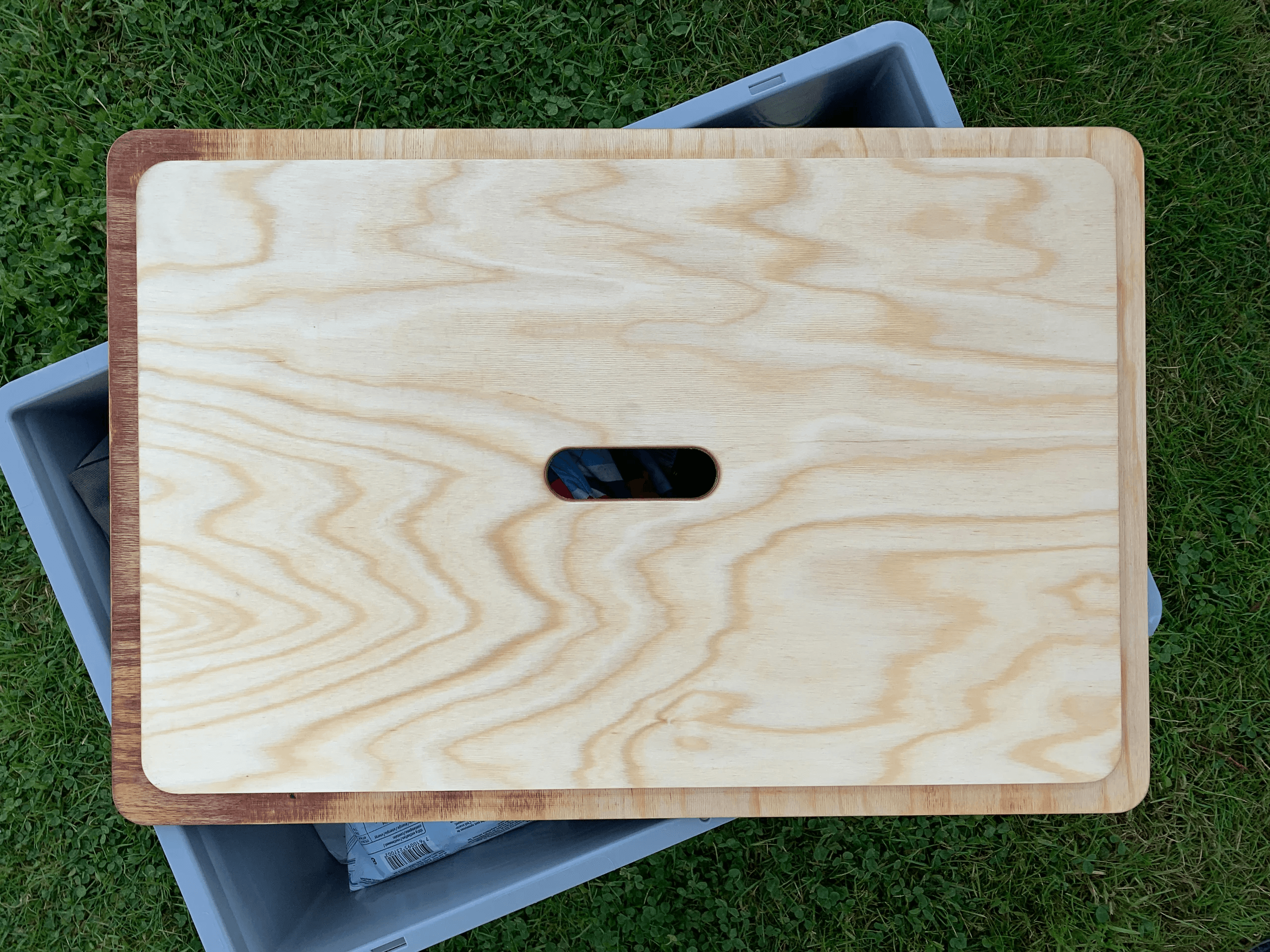 Oberansicht eines Multiplex-Holzdeckels für Euroboxen zur Nutzung im Van