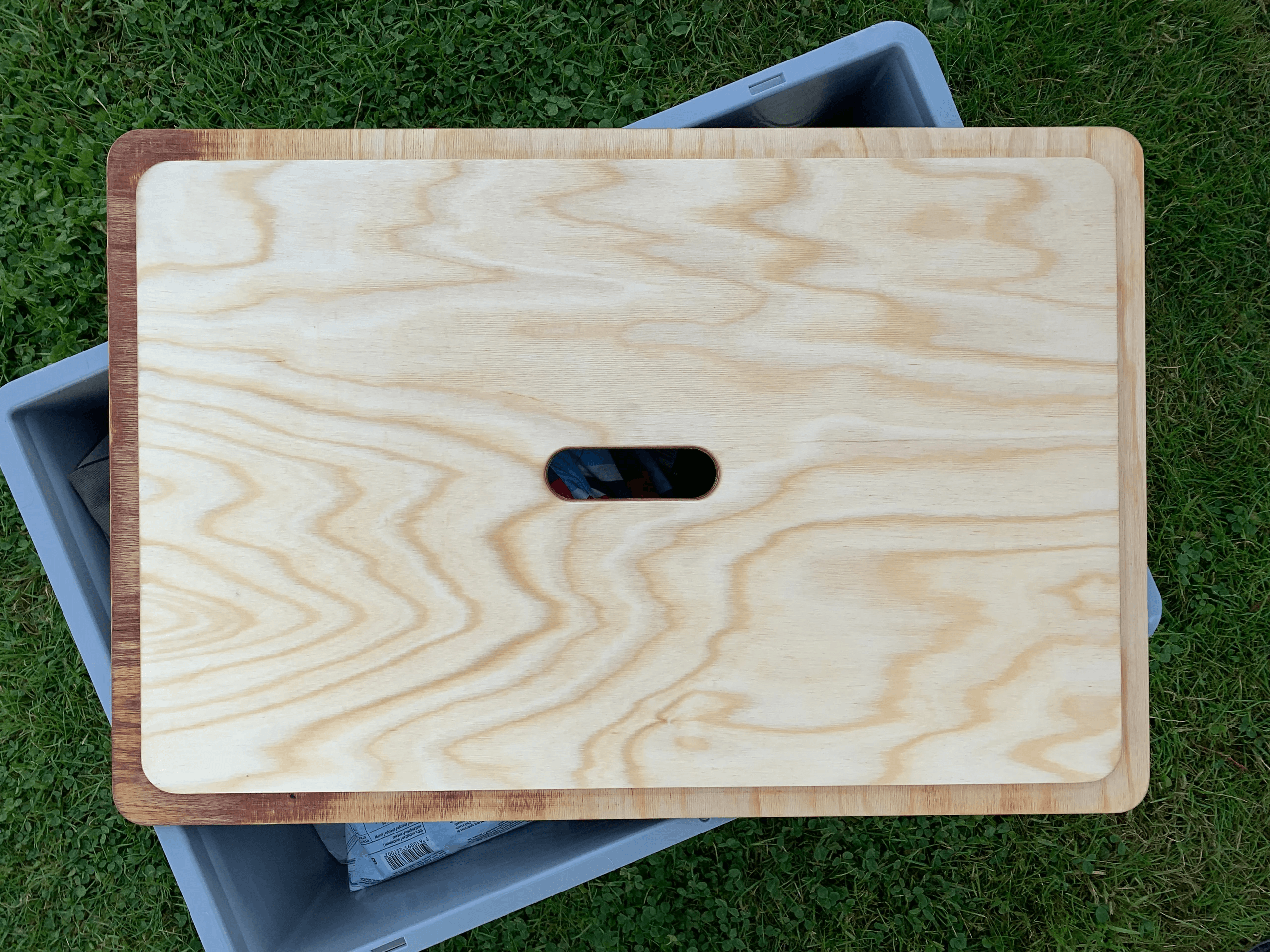 Oberansicht eines Multiplex-Holzdeckels für Euroboxen zur Nutzung im Van