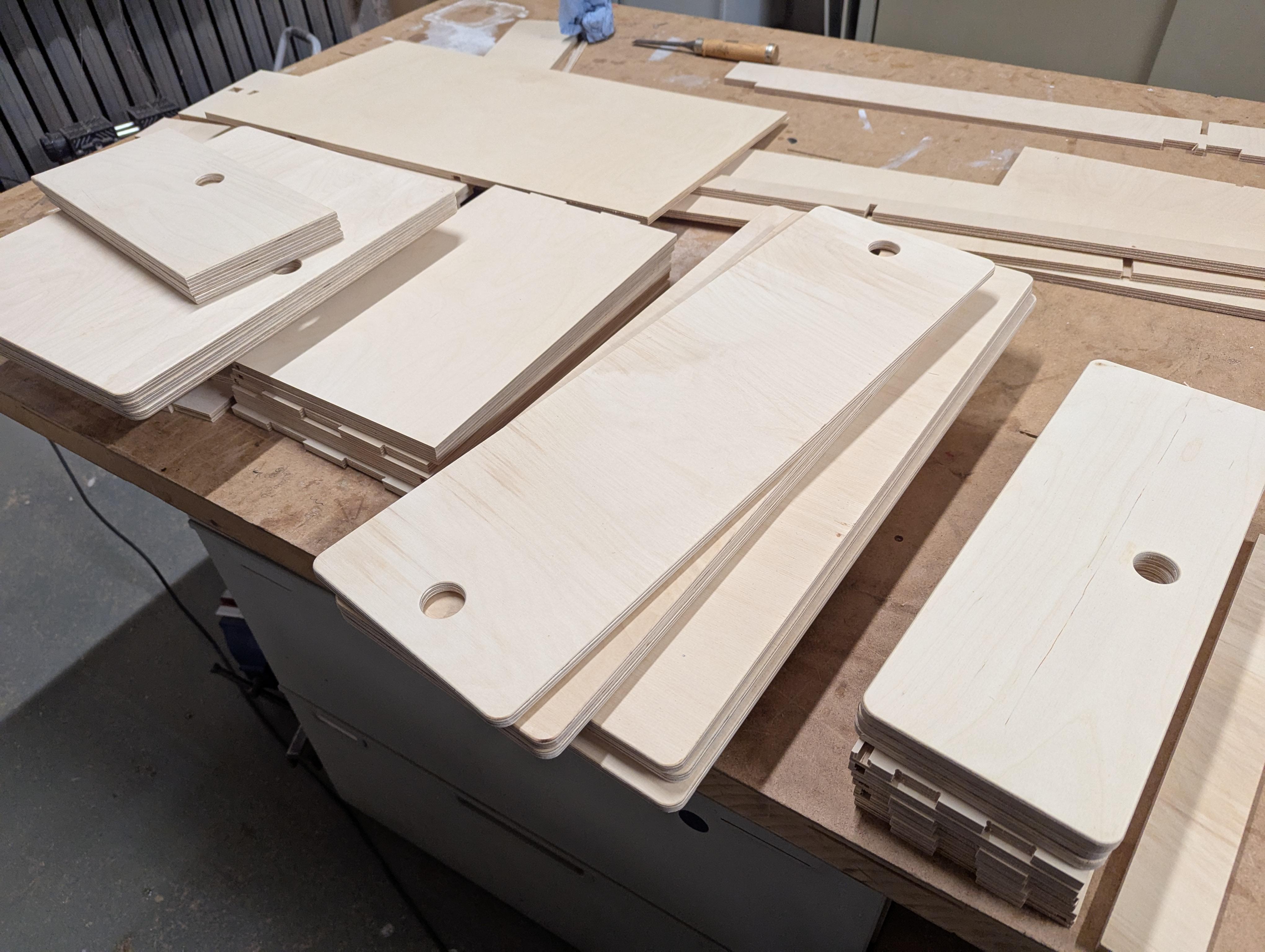 CNC-gefräste Holzteile für den Campervan-Ausbau. Präzise Einzelteile für maßgeschneiderte Lösungen.