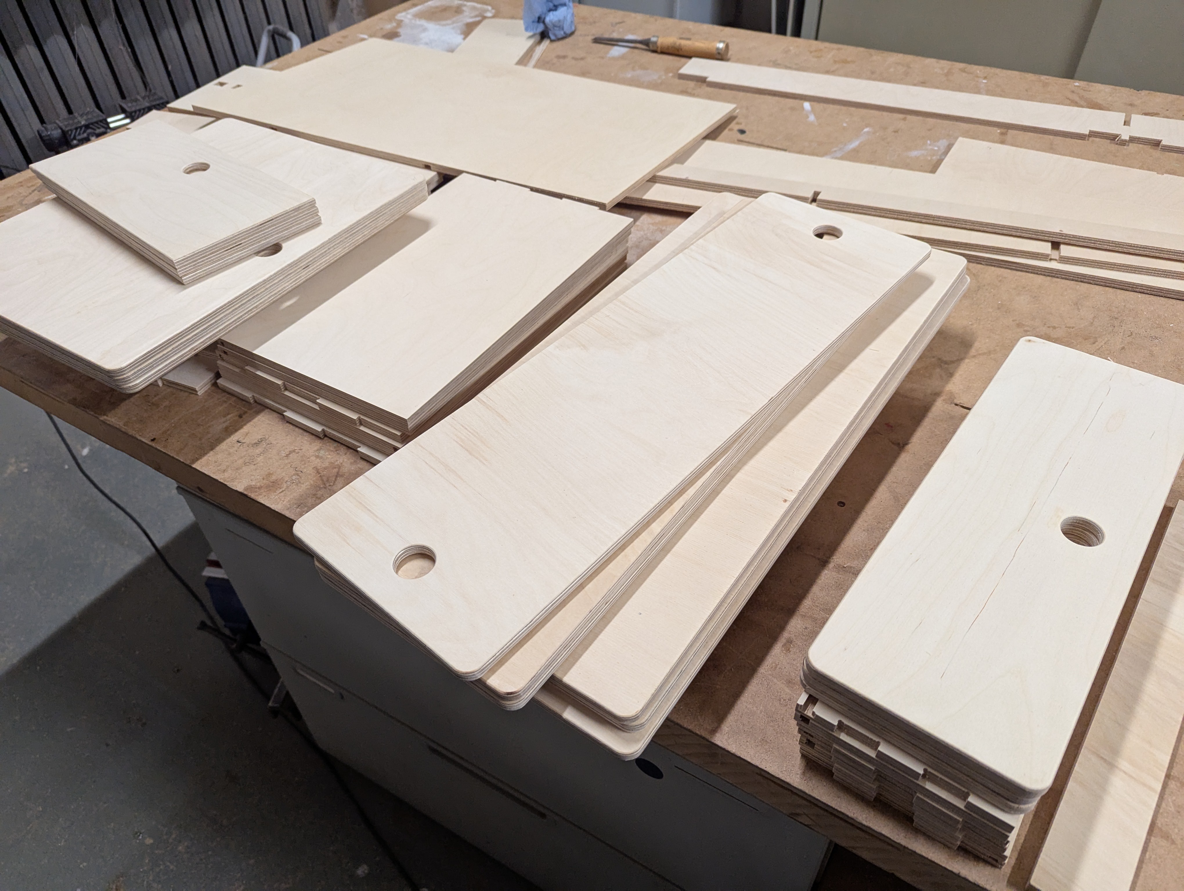 CNC-gefräste Holzteile für den Campervan-Ausbau. Präzise Einzelteile für maßgeschneiderte Lösungen.