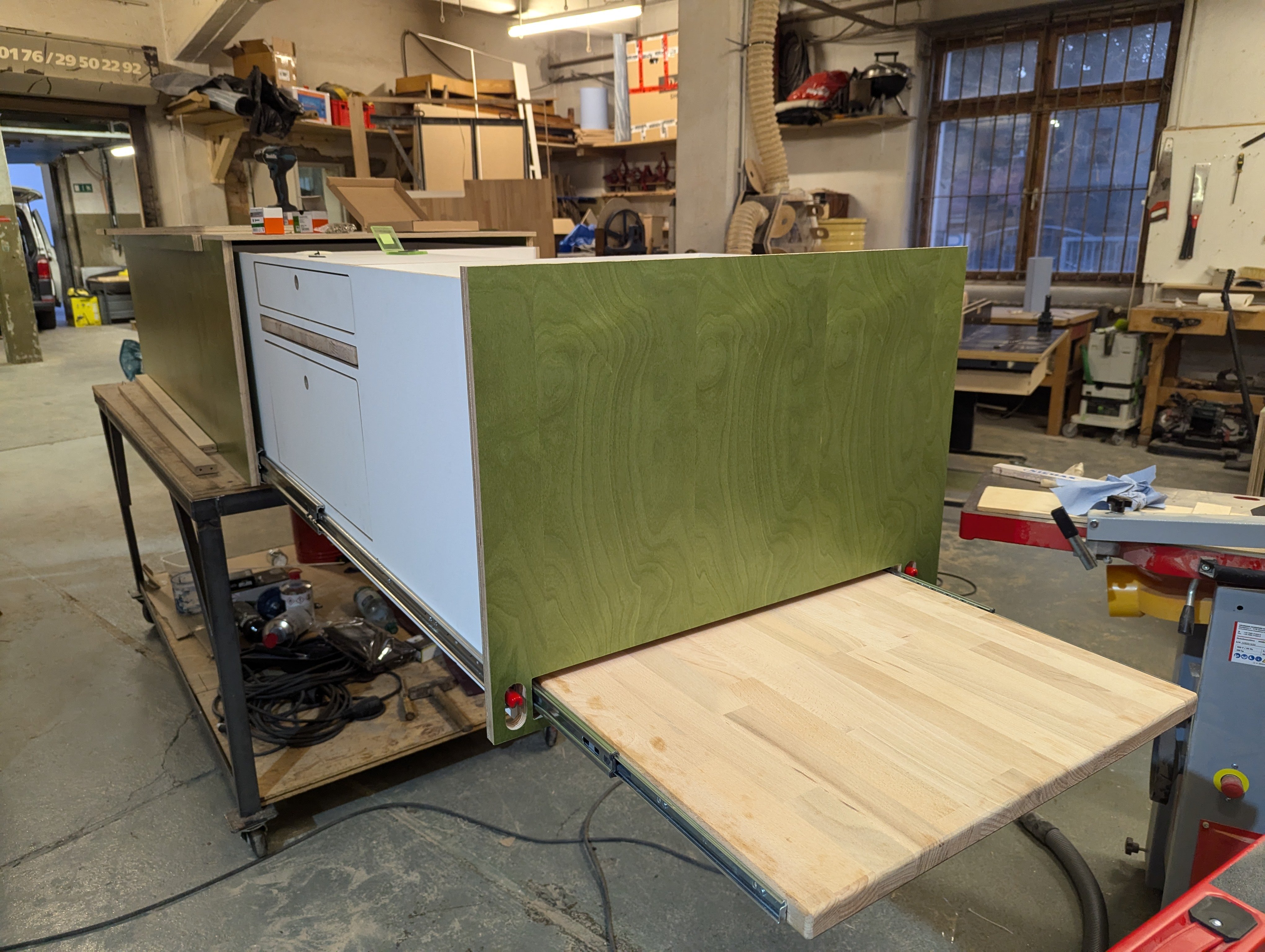 Detailansicht des Heckauszugs für VW T7 mit handgefertigter Campingbox. Maßgeschneiderte Lösung für Camping.