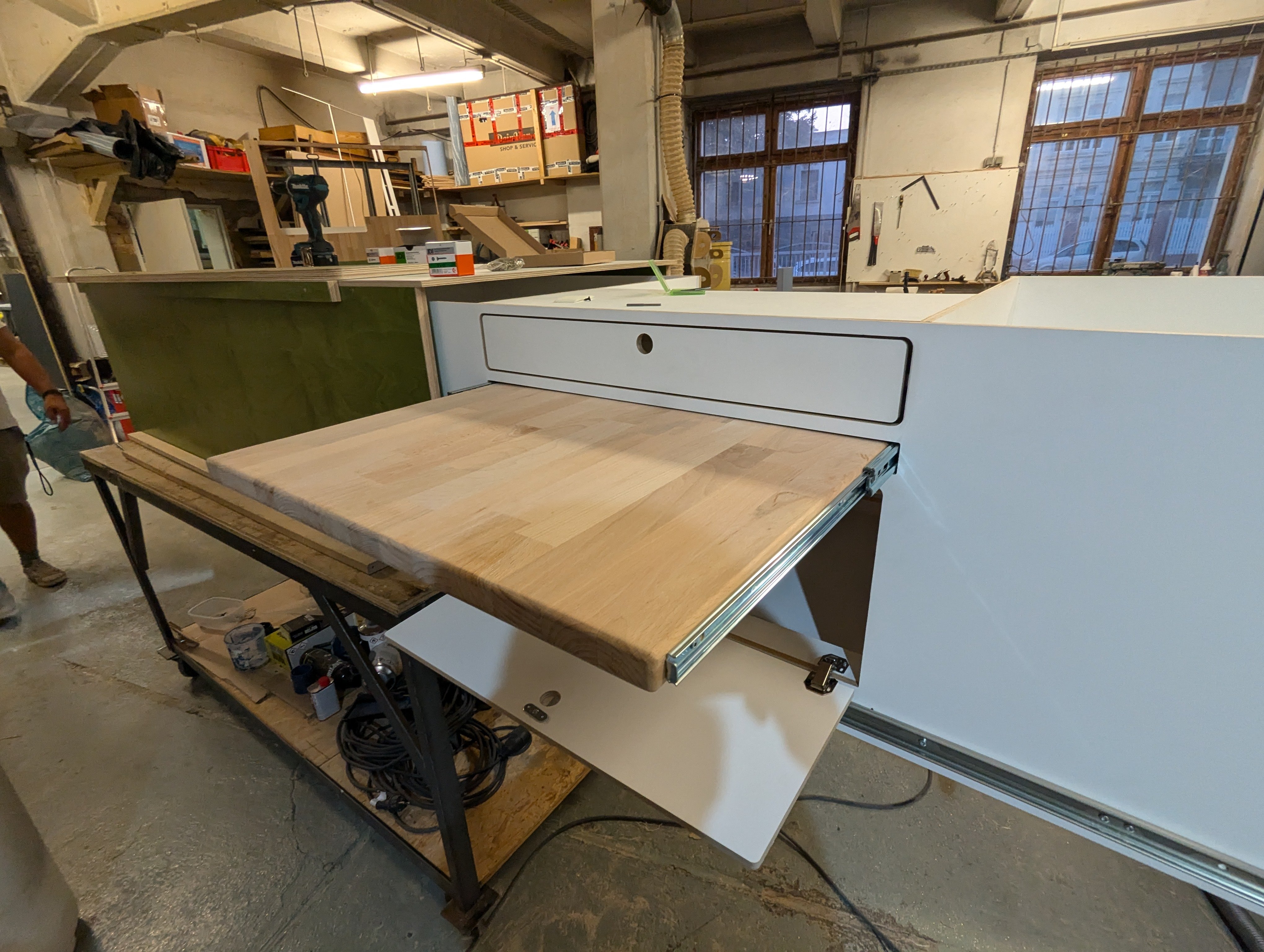 Ansicht des Heckauszugs für VW T7 mit handgefertigter Campingbox. Maßgeschneiderte Lösung für Camping.