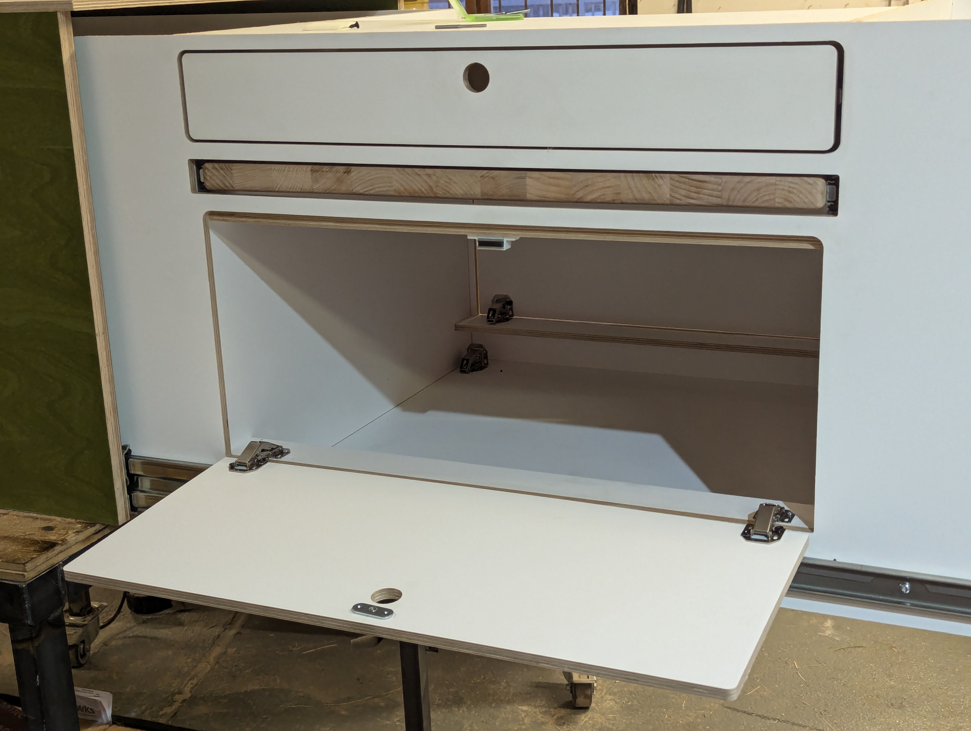 Ansicht des Heckauszugs für VW T7 mit handgefertigter Campingbox. Maßgeschneiderte Lösung für Camping.