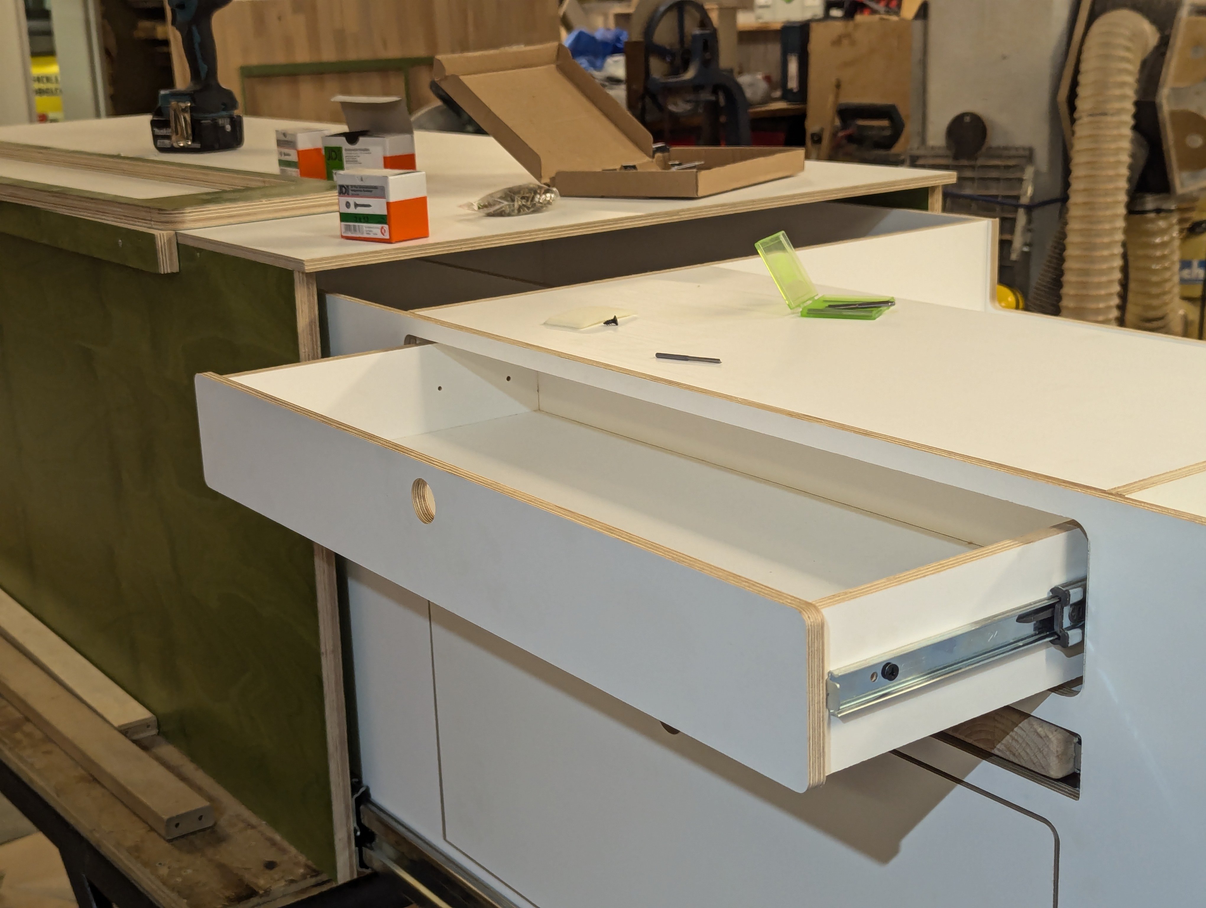 Ansicht des Heckauszugs für VW T7 mit handgefertigter Campingbox. Maßgeschneiderte Lösung für Camping.