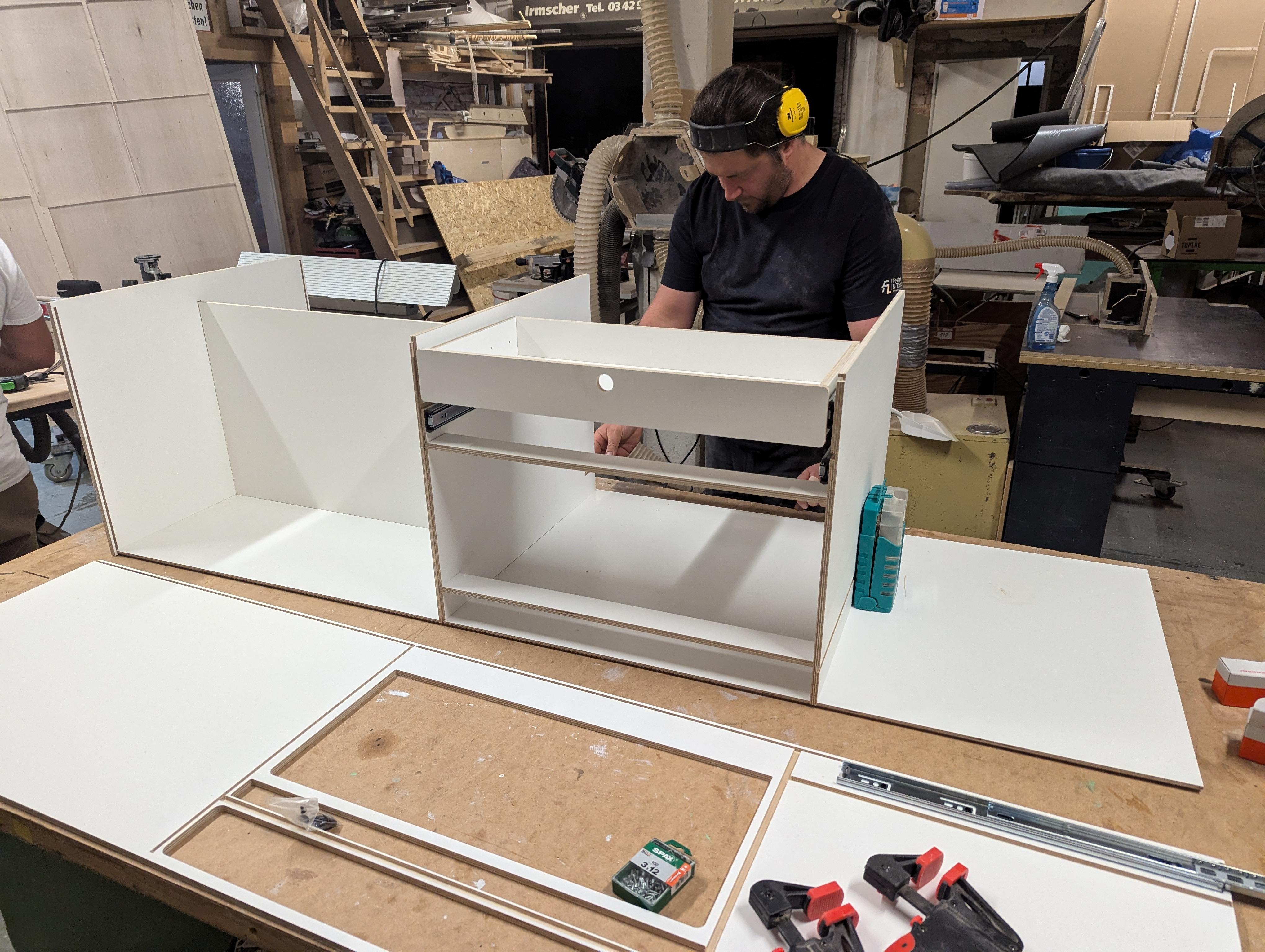 Ansicht des Heckauszugs für VW T7 mit handgefertigter Campingbox. Maßgeschneiderte Lösung für Camping.