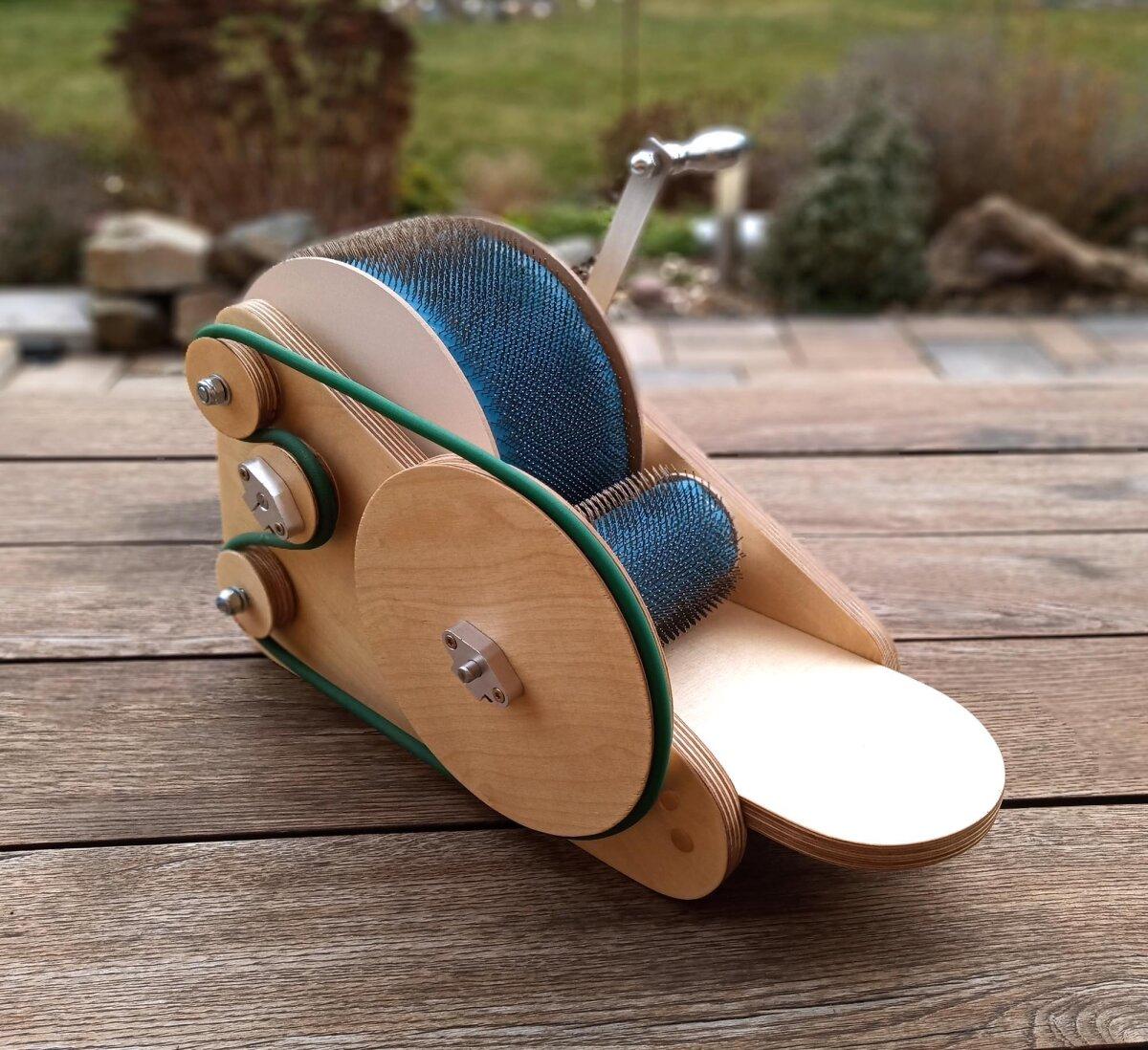 Seitliche Ansicht einer aus Multiplex gefertigten Kardiermaschine mit Trommelkarde