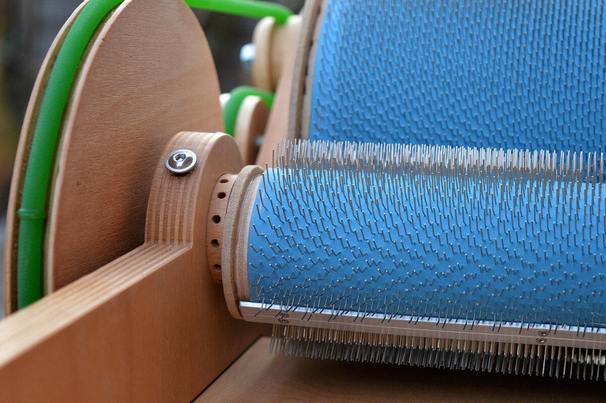 Holz-Kardiermaschine aus Multiplex in schräger Perspektive mit sichtbarer Trommelkarde