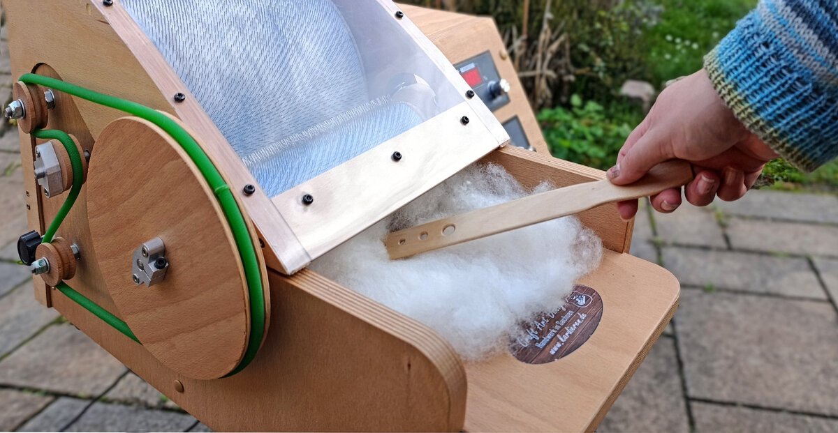 Großformatige Kardiermaschine aus Multiplexholz mit breiter Trommelkarde