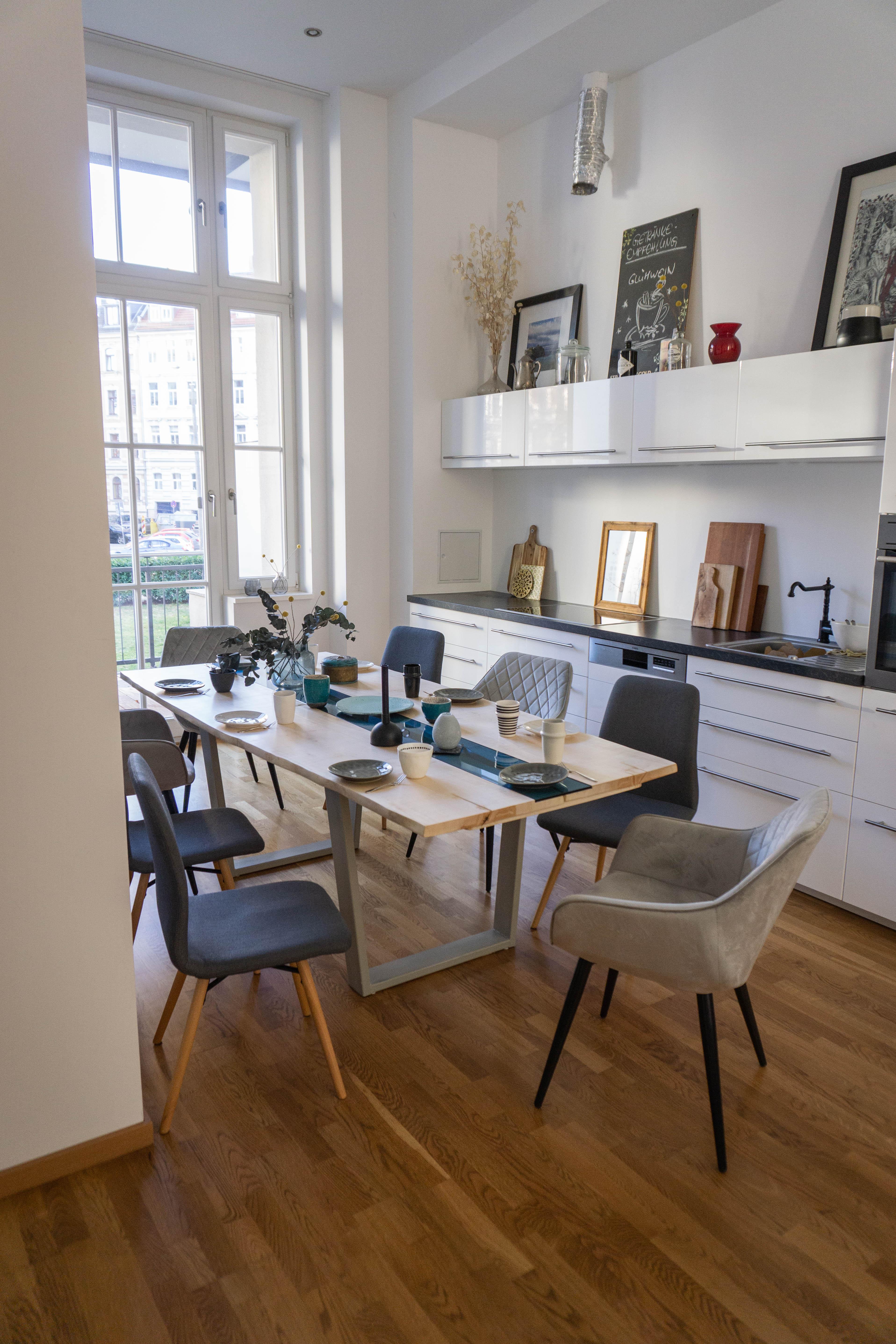 Handgefertigter Massivholztisch aus Ahornholz mit natürlicher Maserung. Individuell geplant und maßgefertigt.