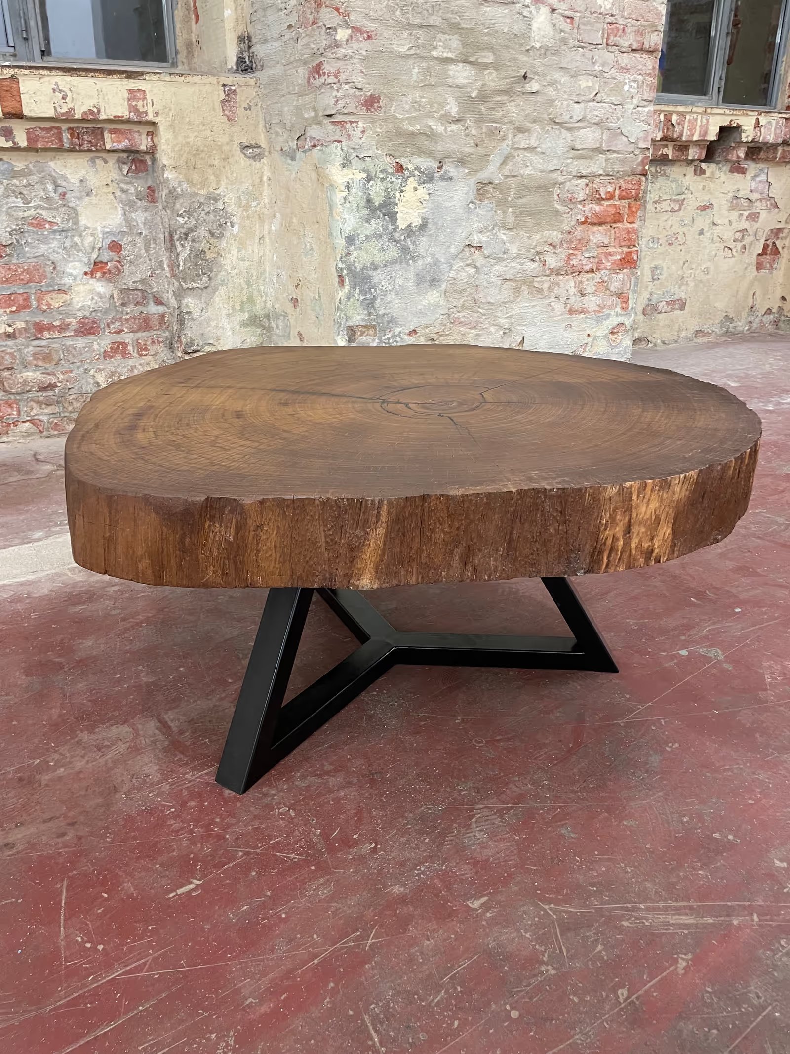 Handgefertigter Massivholztisch in modernem Design. Individuell geplant und maßgefertigt für jeden Raum.