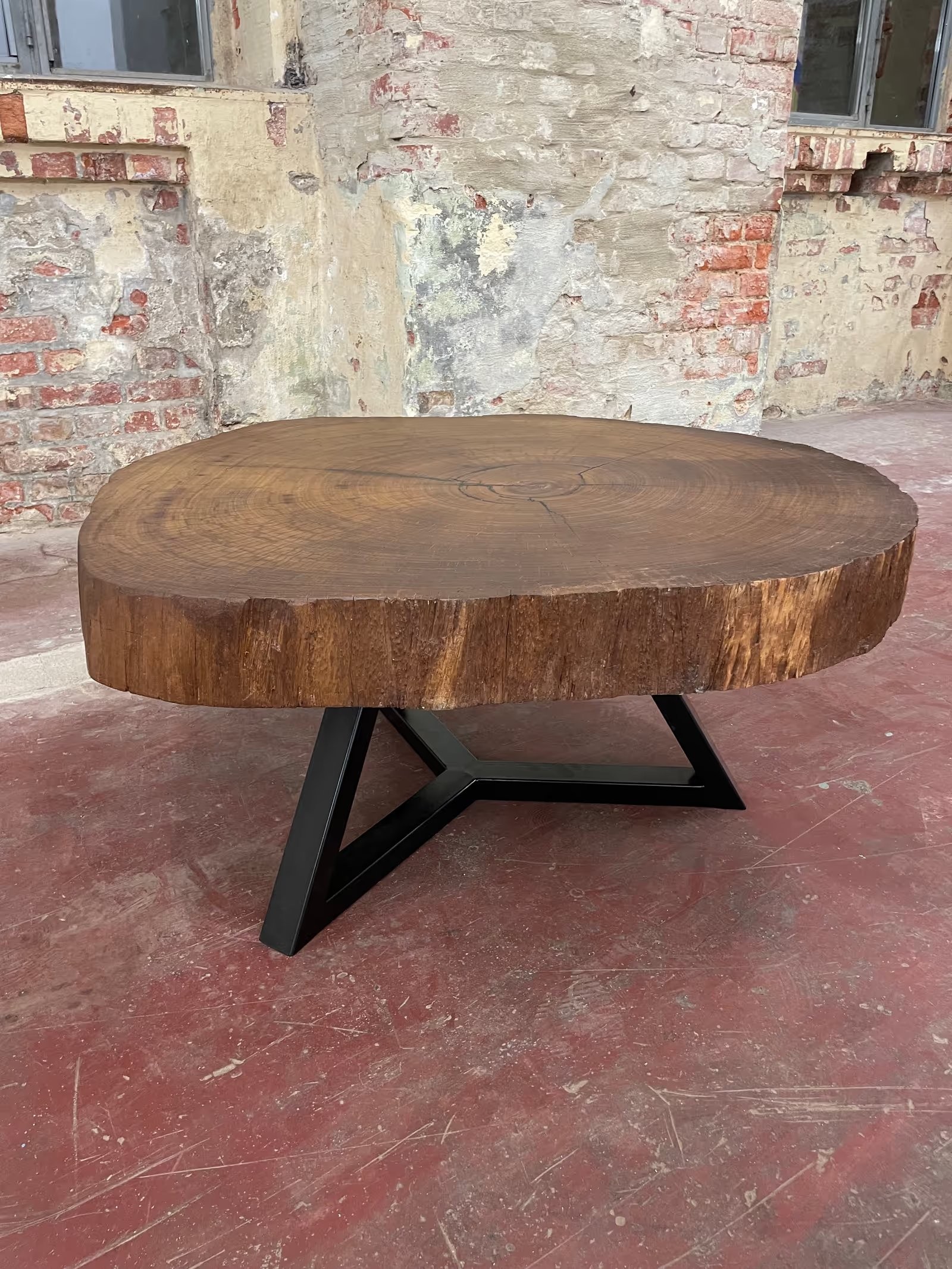 Handgefertigter Massivholztisch in modernem Design. Individuell geplant und maßgefertigt für jeden Raum.