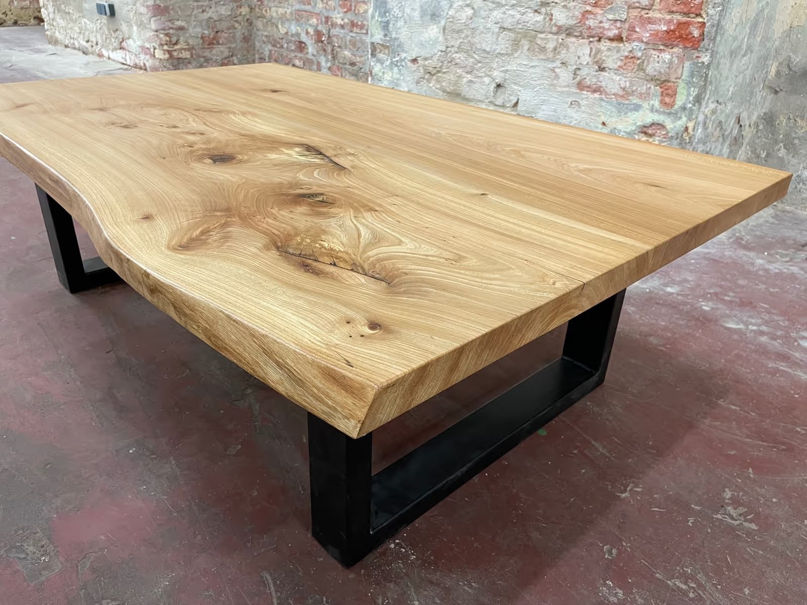 Handgefertigter Massivholztisch mit natürlicher Maserung. Individuell geplant und maßgefertigt.