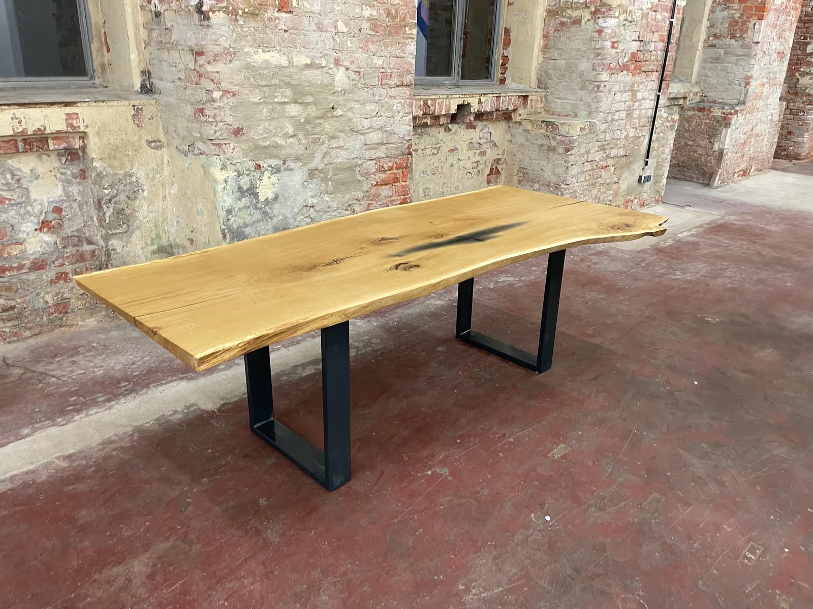 Handgefertigter Massivholztisch als Esstisch. Individuell geplant und maßgefertigt für besondere Momente.