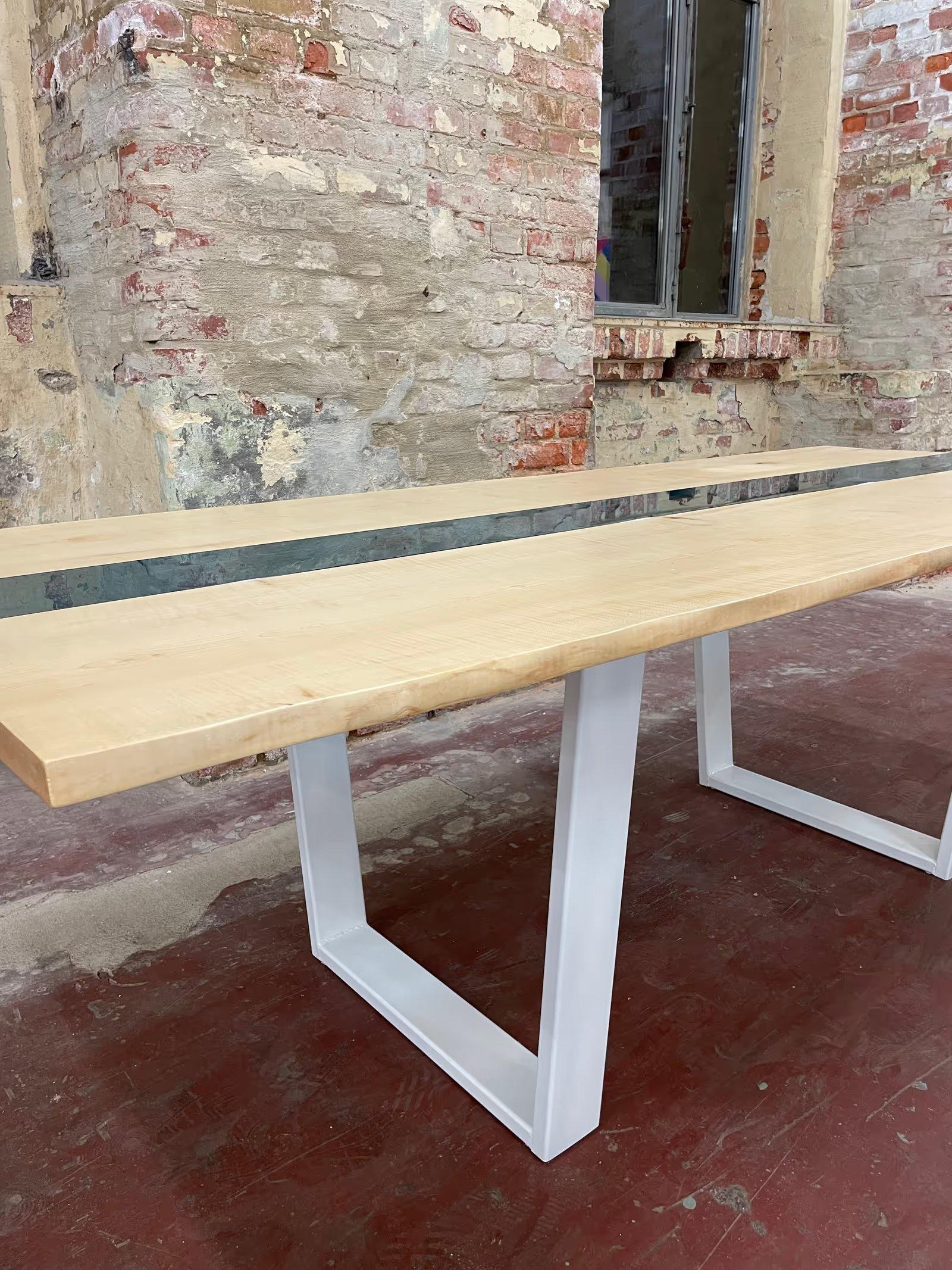 Handgefertigter Massivholztisch als Unikat. Individuell geplant und maßgefertigt für jeden Raum.