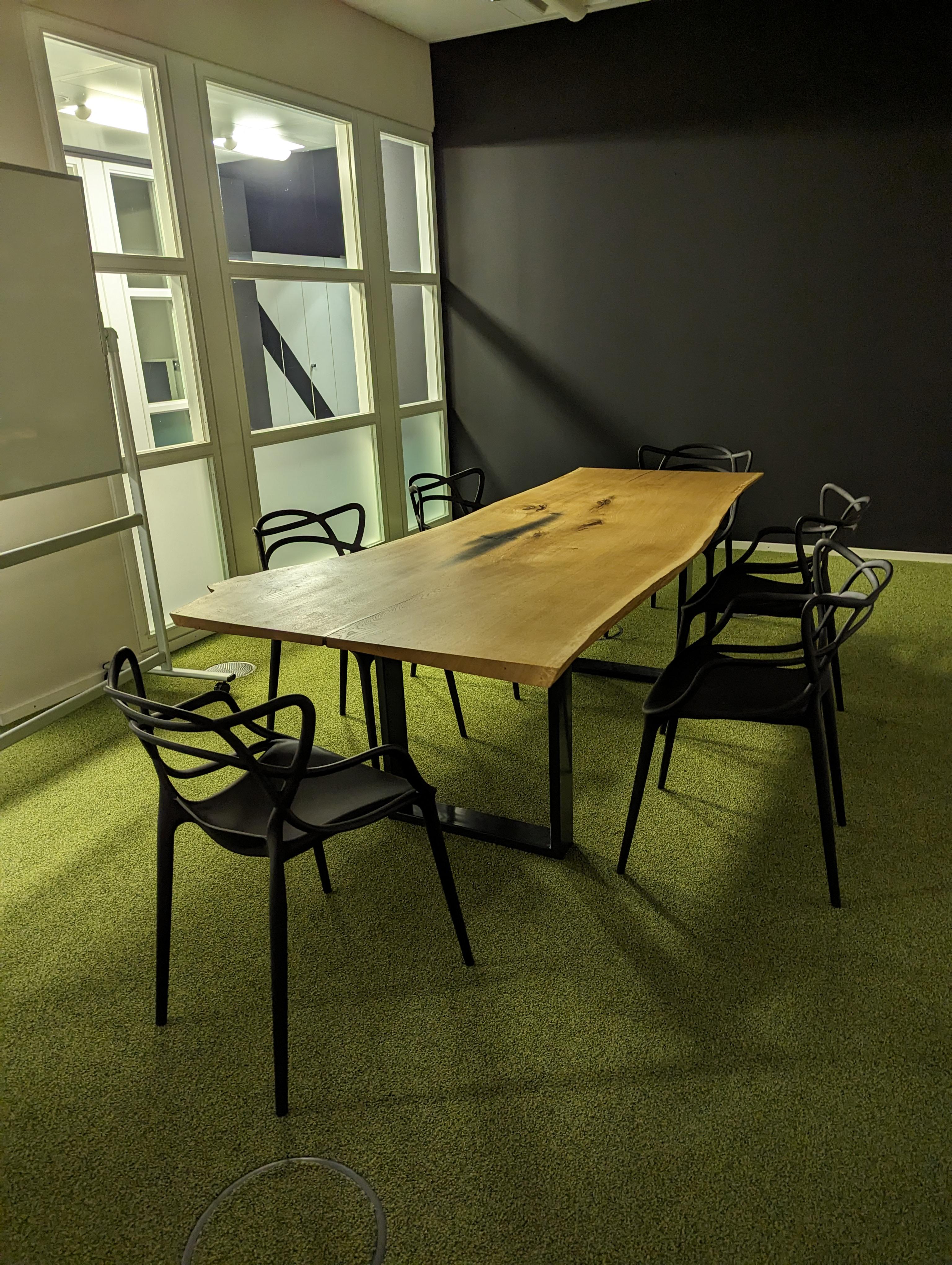 Handgefertigter Massivholztisch aus Eichenholz mit natürlicher Maserung. Individuell geplant und maßgefertigt.