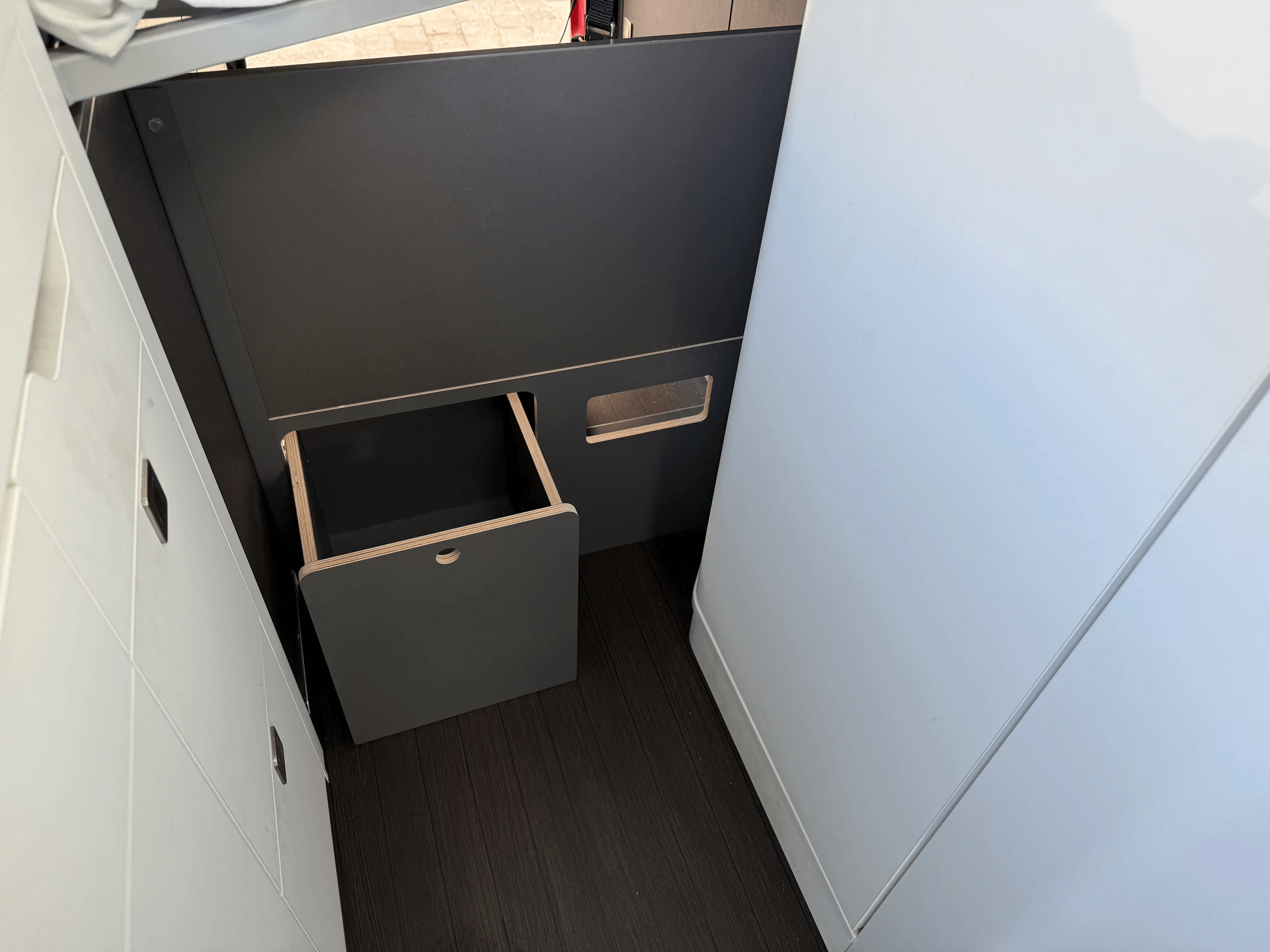 Kombinierter Mülleimer und Bettausstieg für den VW Grand California aus Multiplexholz