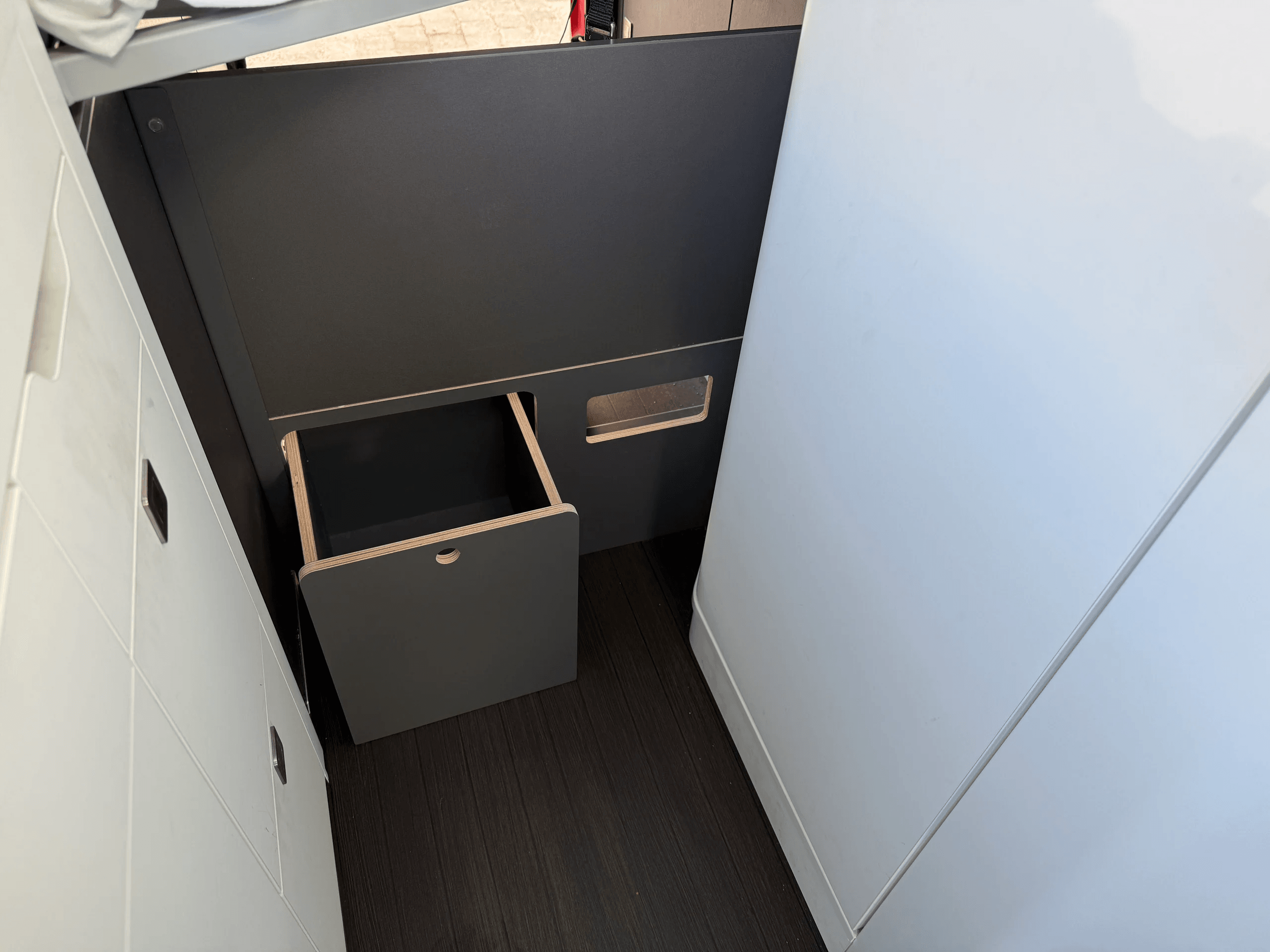 Kombinierter Mülleimer und Bettausstieg für den VW Grand California aus Multiplexholz