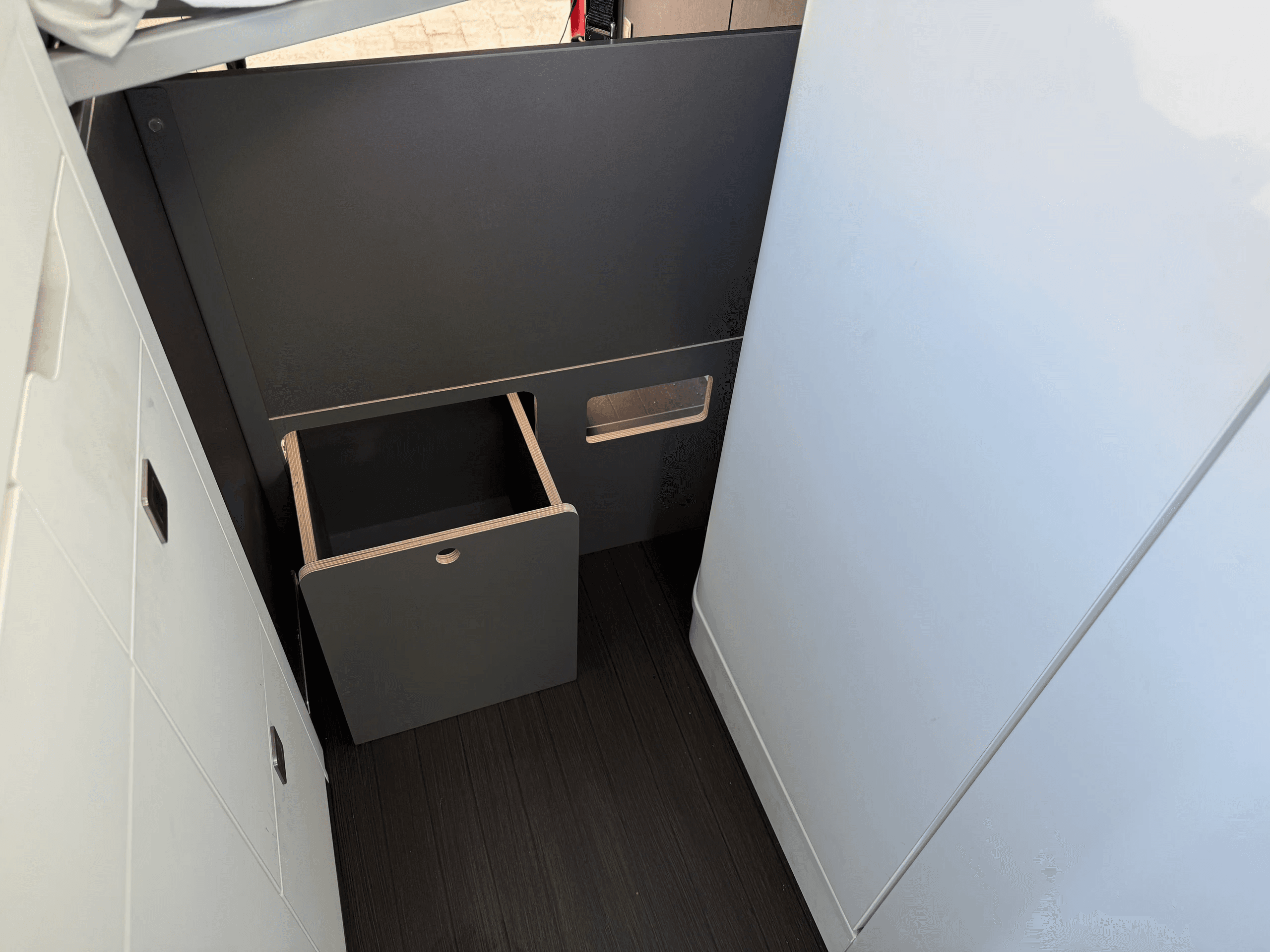 Kombinierter Mülleimer und Bettausstieg für den VW Grand California aus Multiplexholz