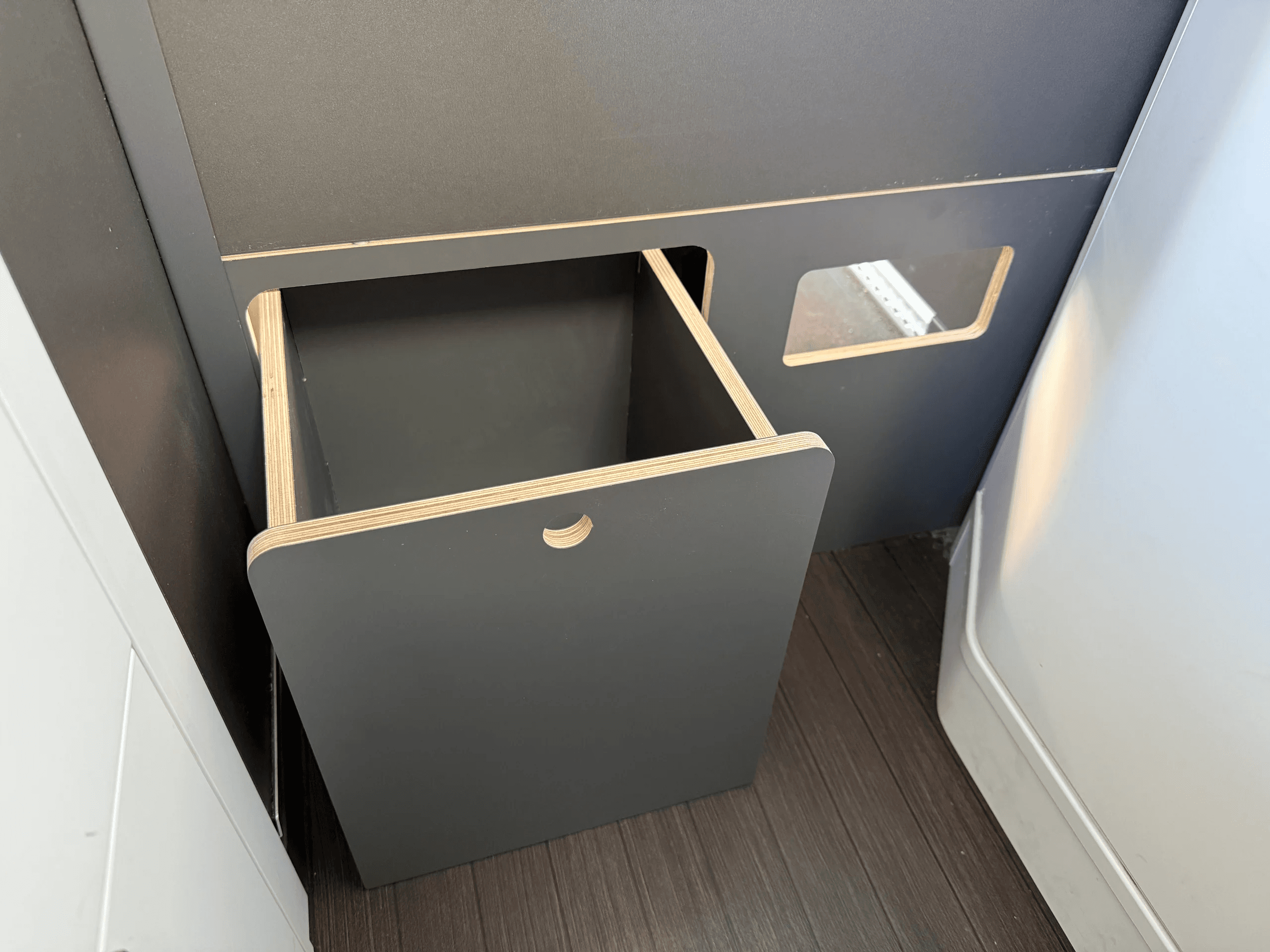 Multiplex-Einstiegshilfe mit integriertem Mülleimer für den VW Grand California