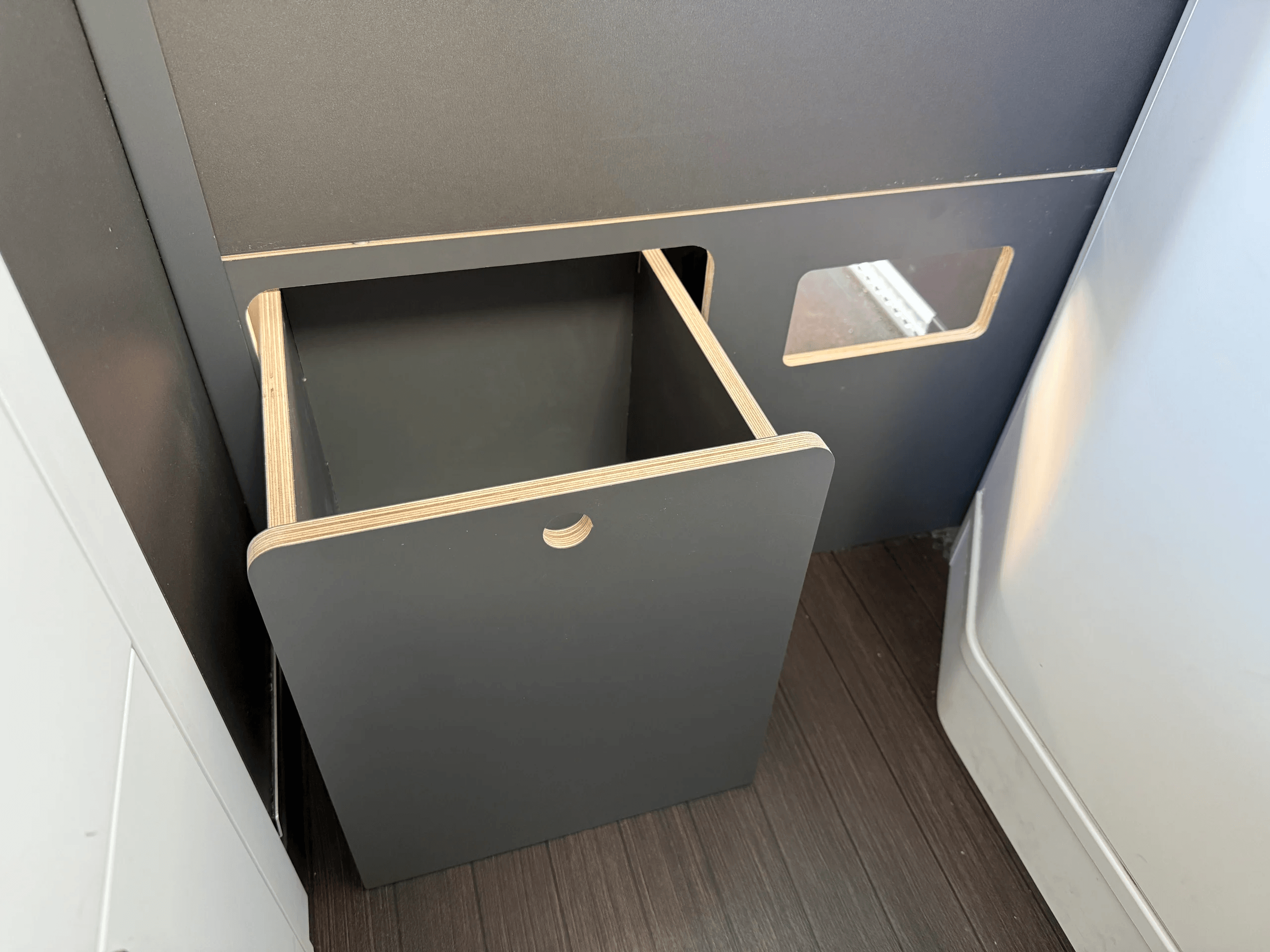 Multiplex-Einstiegshilfe mit integriertem Mülleimer für den VW Grand California