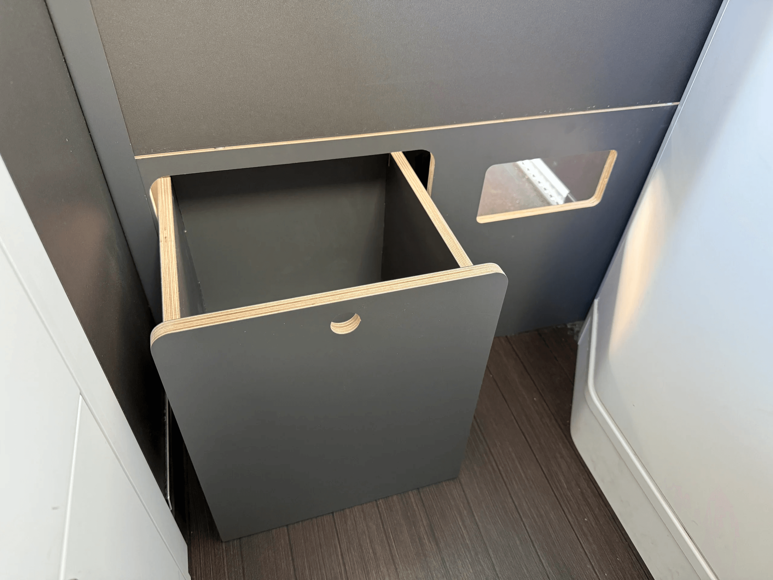 Multiplex-Einstiegshilfe mit integriertem Mülleimer für den VW Grand California