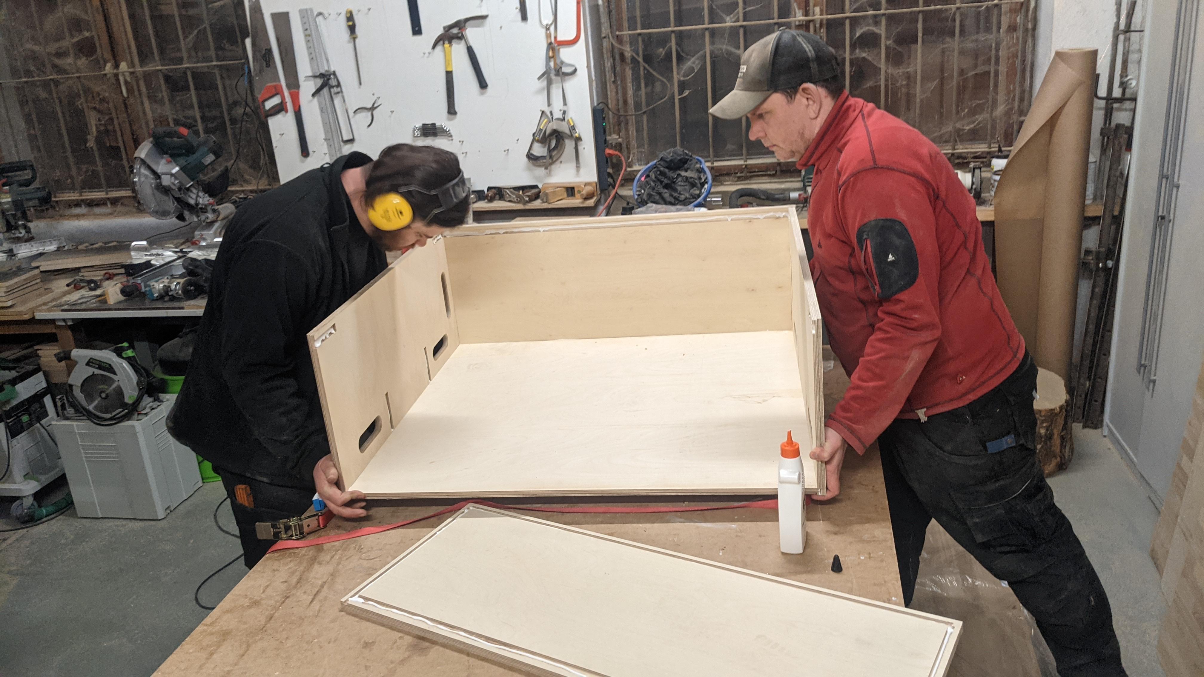 Zusammenbau von CNC-gefrästen Multiplex-Bauteilen. Professionelle Holzbearbeitung für individuelle Projekte in Leipzig.