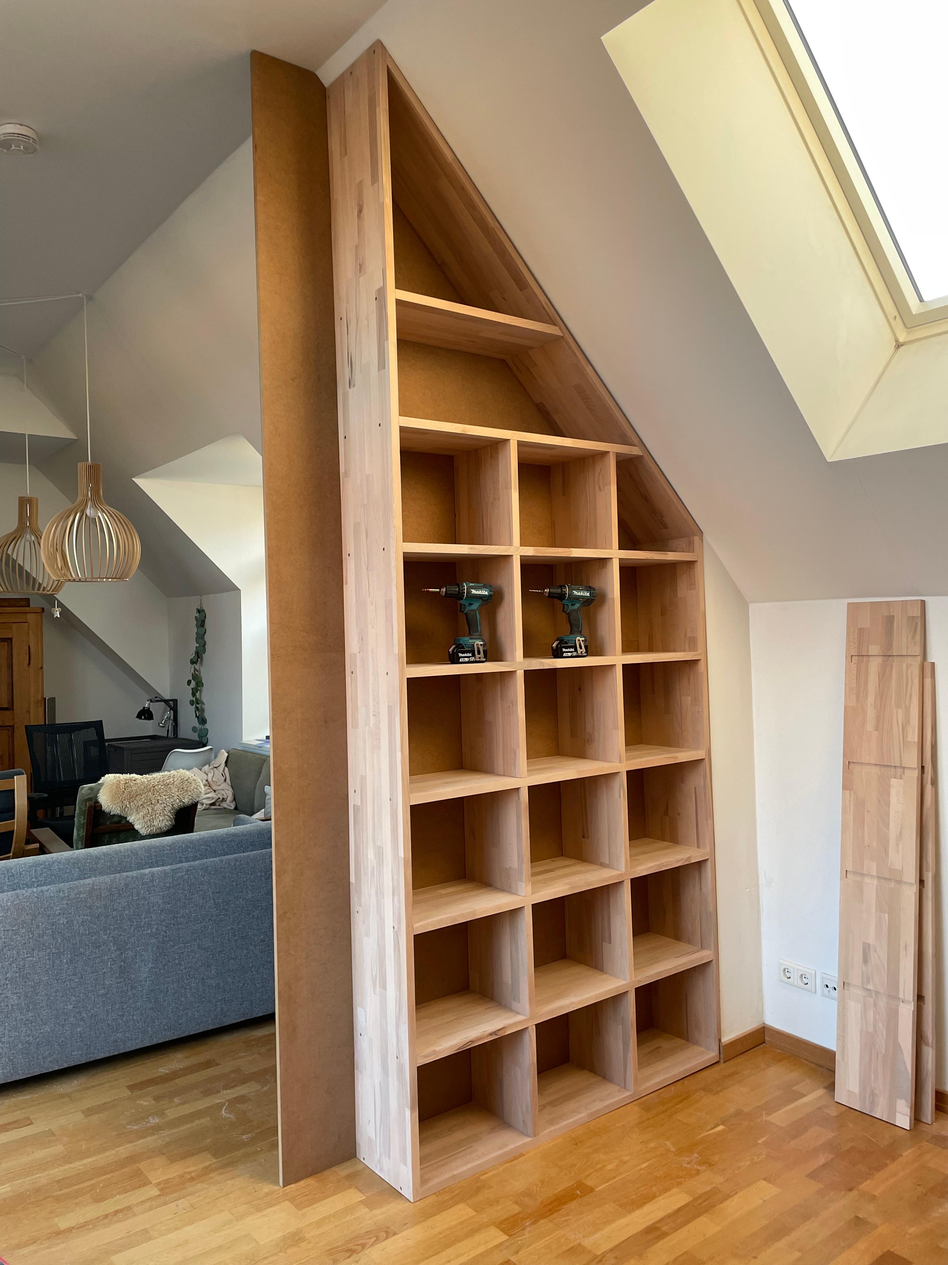 Eichenregal als Raumtrenner aus Leimholz. Handgefertigte Maßanfertigung als Unikat.