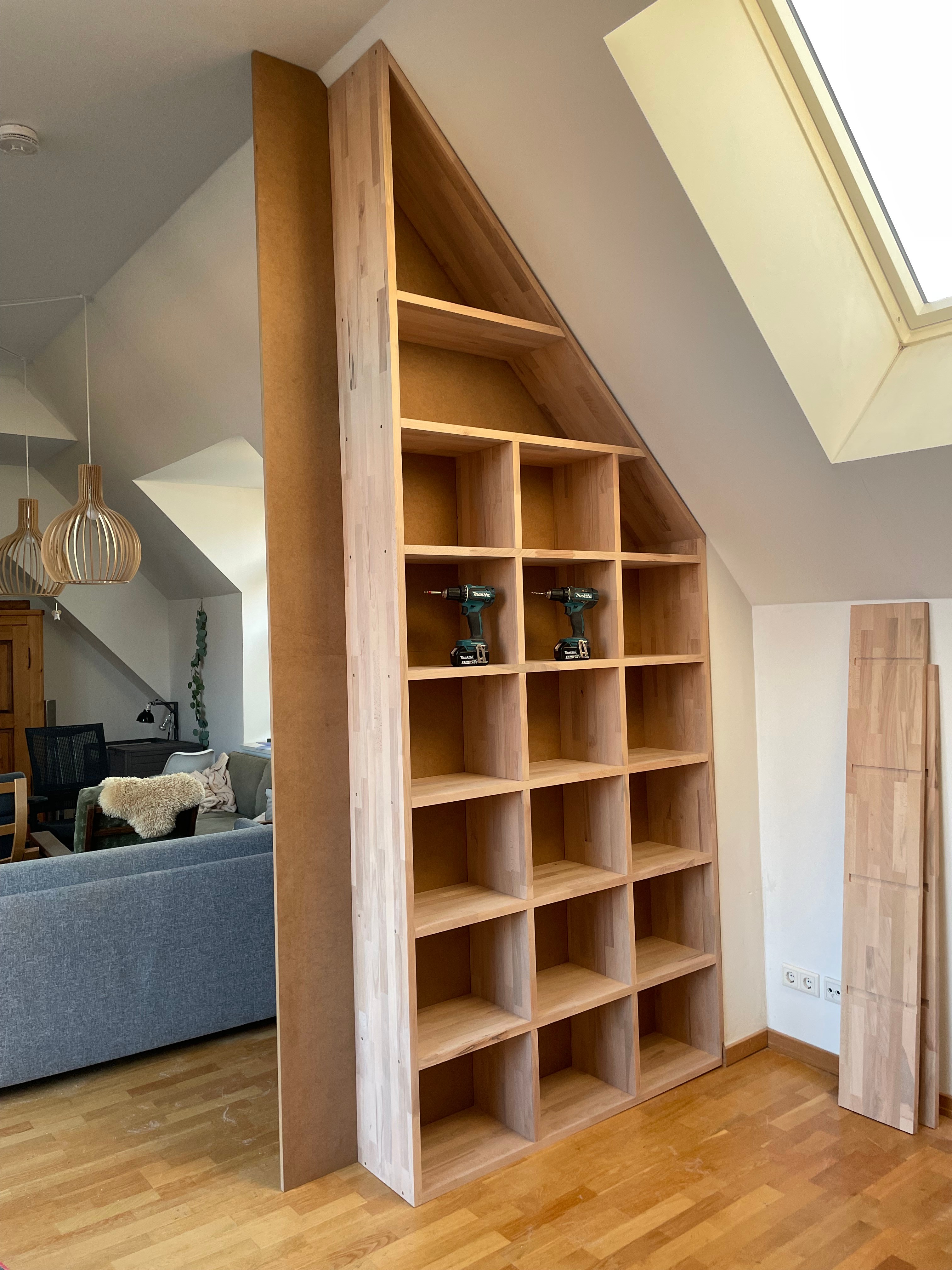 Eichenregal als Raumtrenner aus Leimholz. Handgefertigte Maßanfertigung als Unikat.