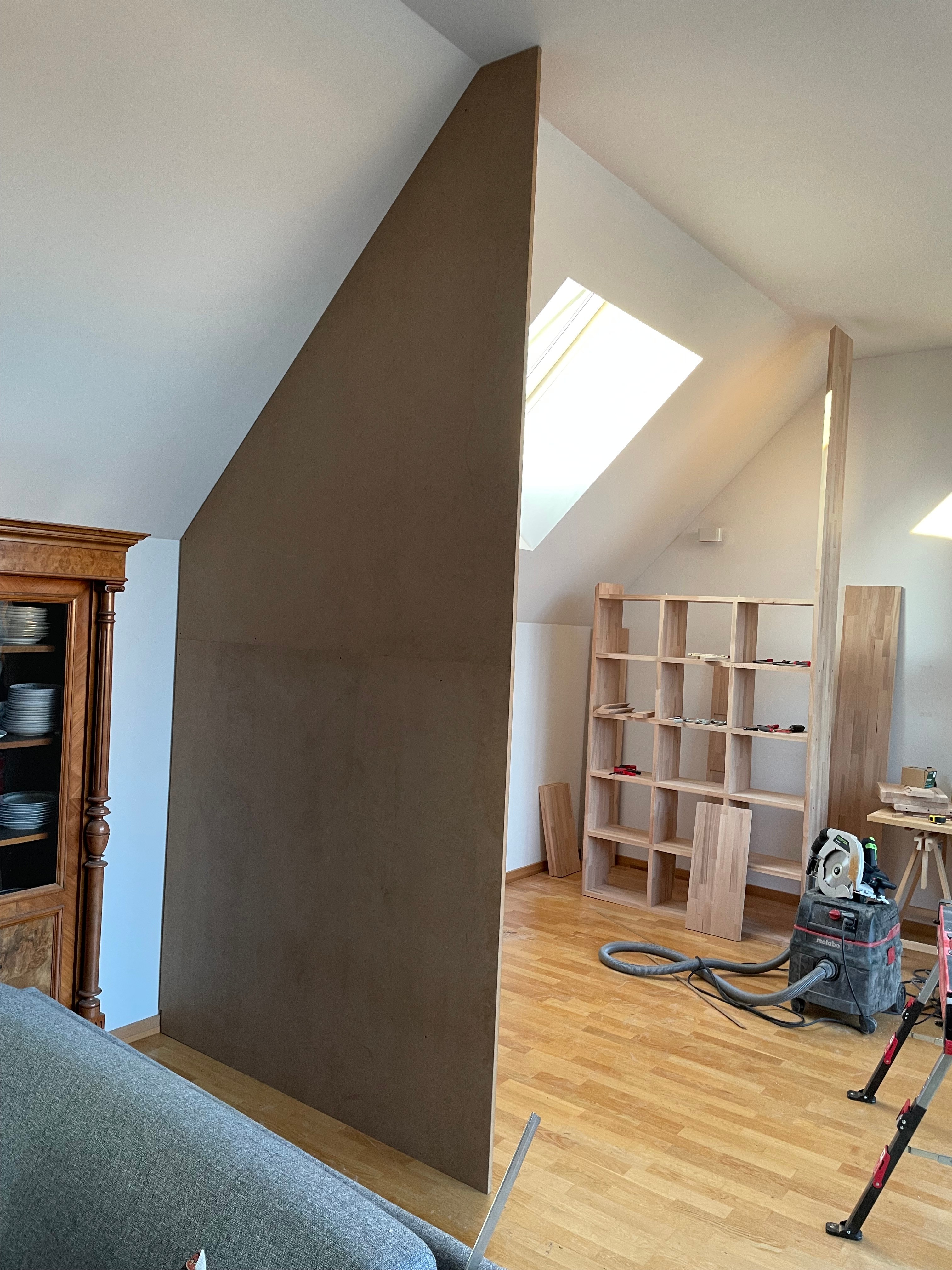 Eichenregal als Raumtrenner aus Leimholz. Handgefertigte Maßanfertigung als Unikat.