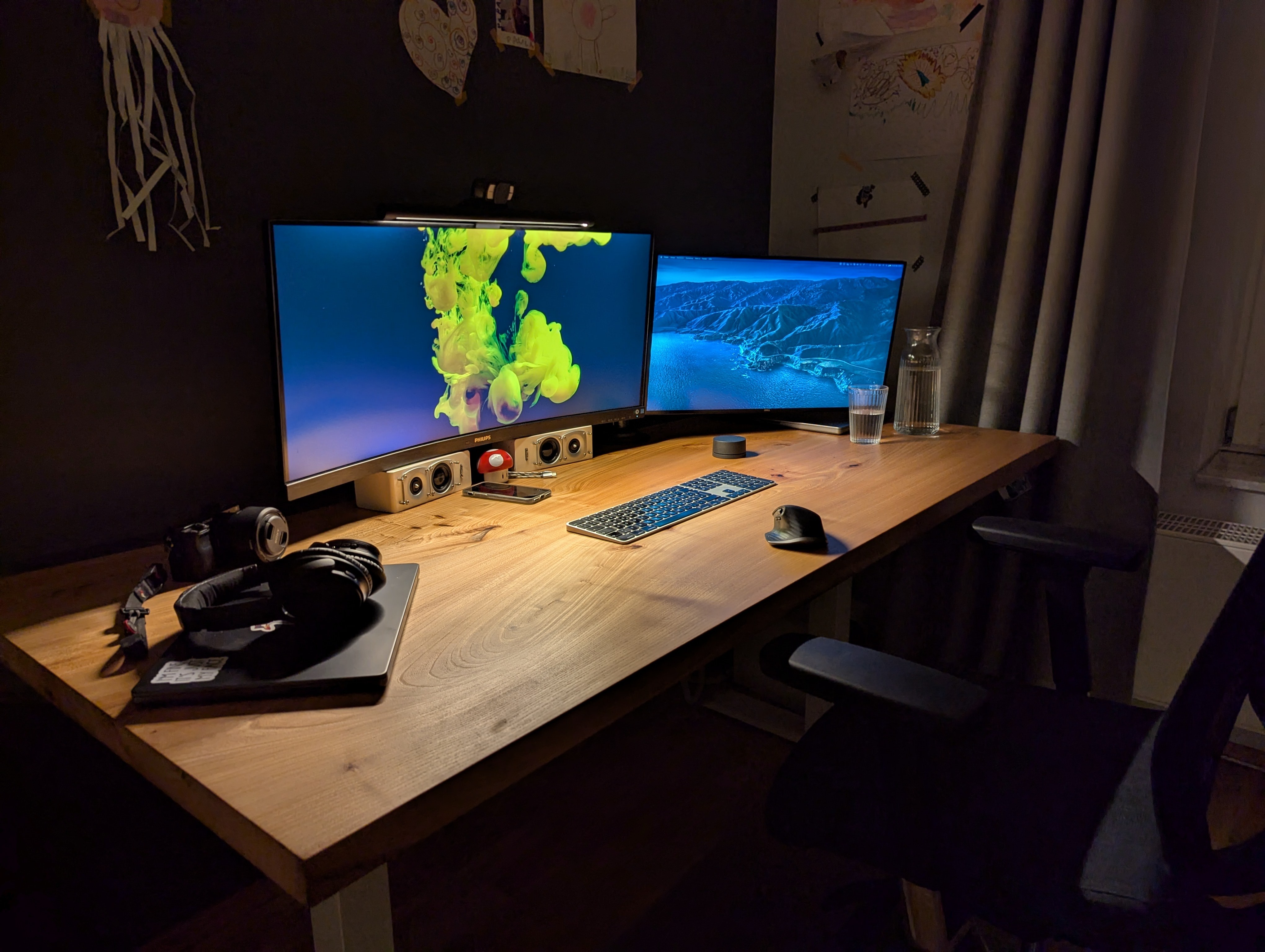 Massivholz-Schreibtisch aus Buche mit durchgehender Holzplatte in Frontansicht