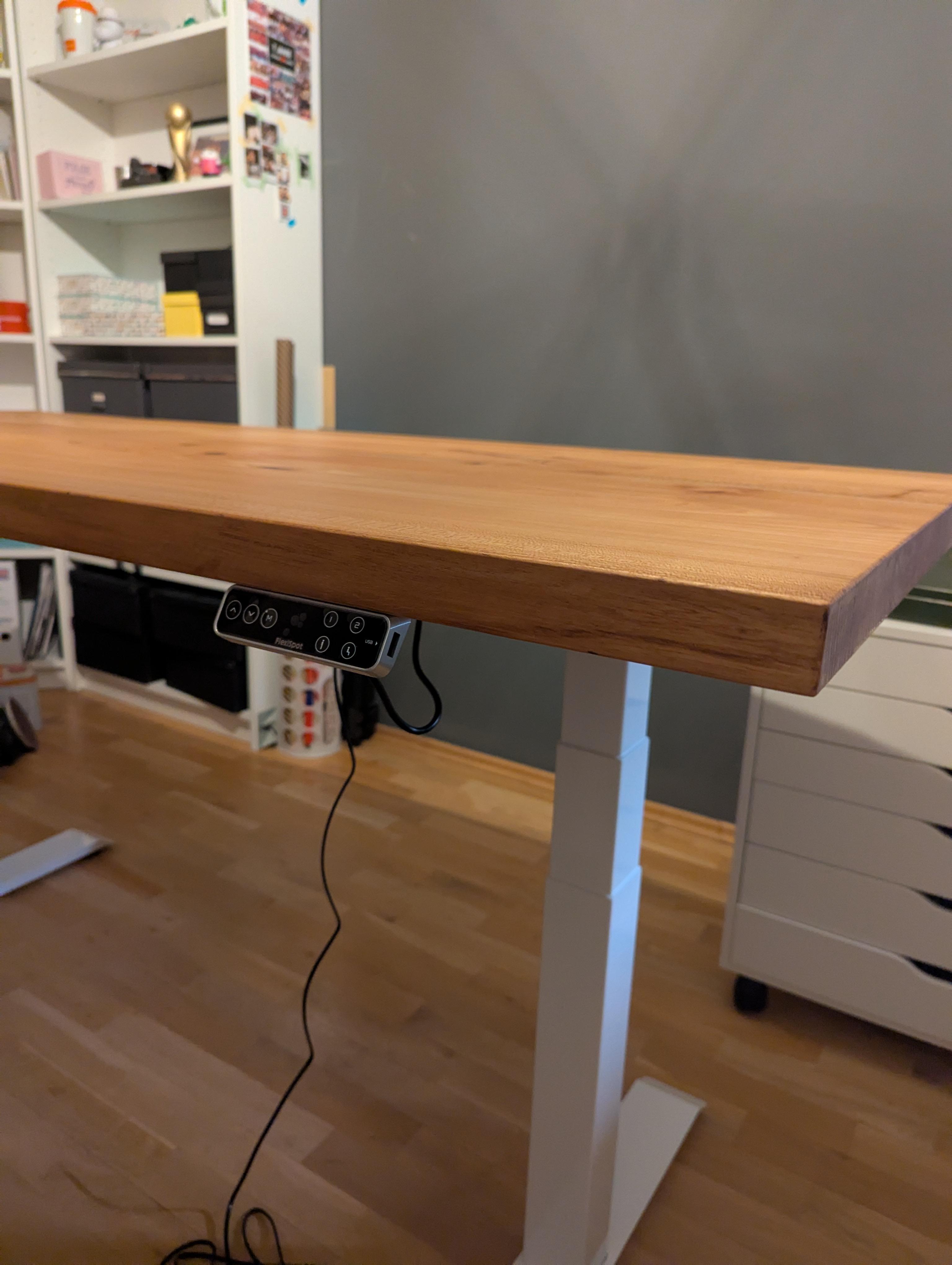 Detailansicht der verleimten Buchenholzplatte eines höhenverstellbaren Schreibtisches