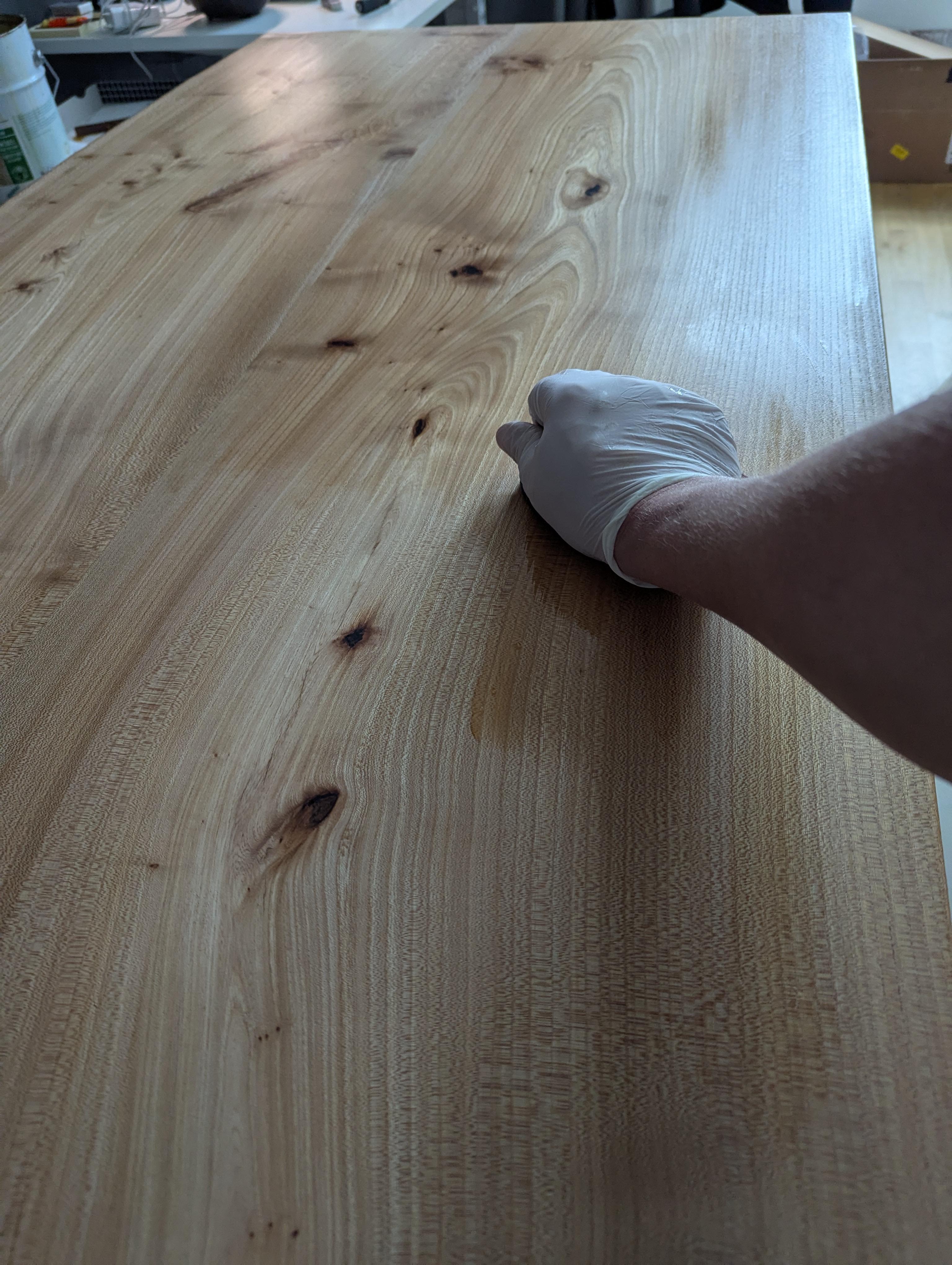 Ergonomischer Schreibtisch aus Buche mit modernem, elektrisch verstellbarem Untergestell