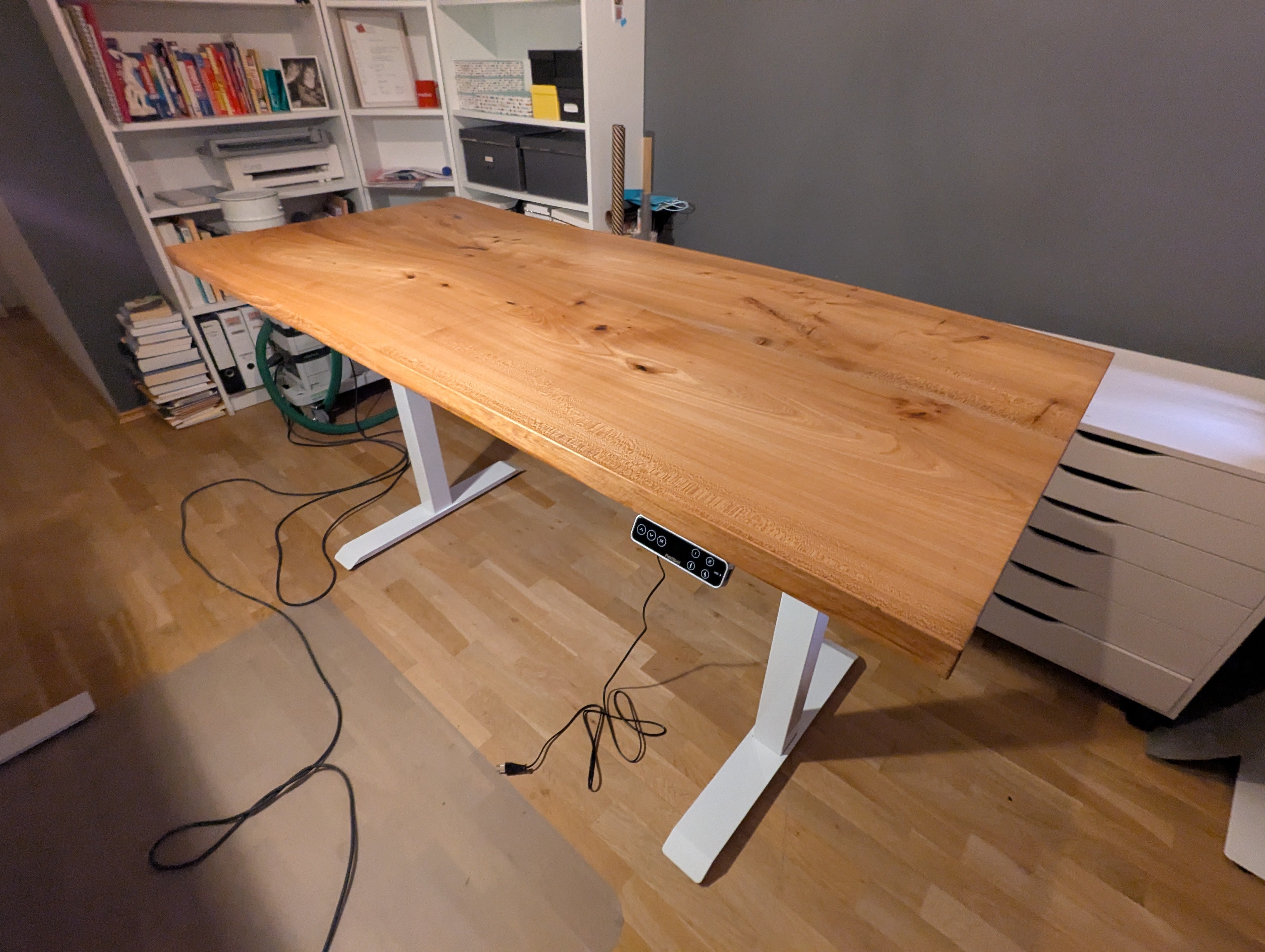 Schreibtisch aus massiver Buche mit natürlicher Holzmaserung und Höhenverstellung