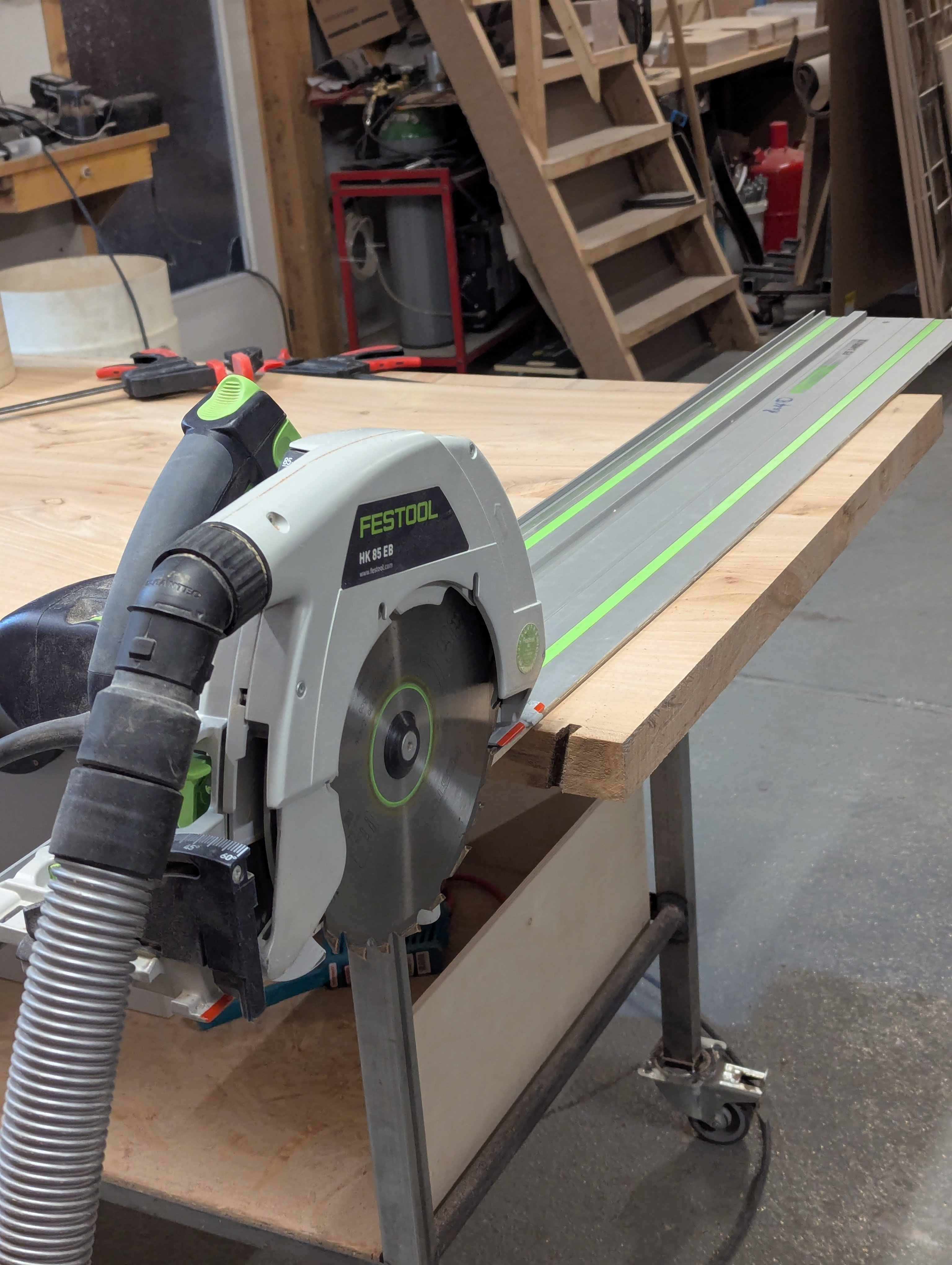 Massivholz-Schreibtisch aus Buche mit klarer, homogener Oberfläche