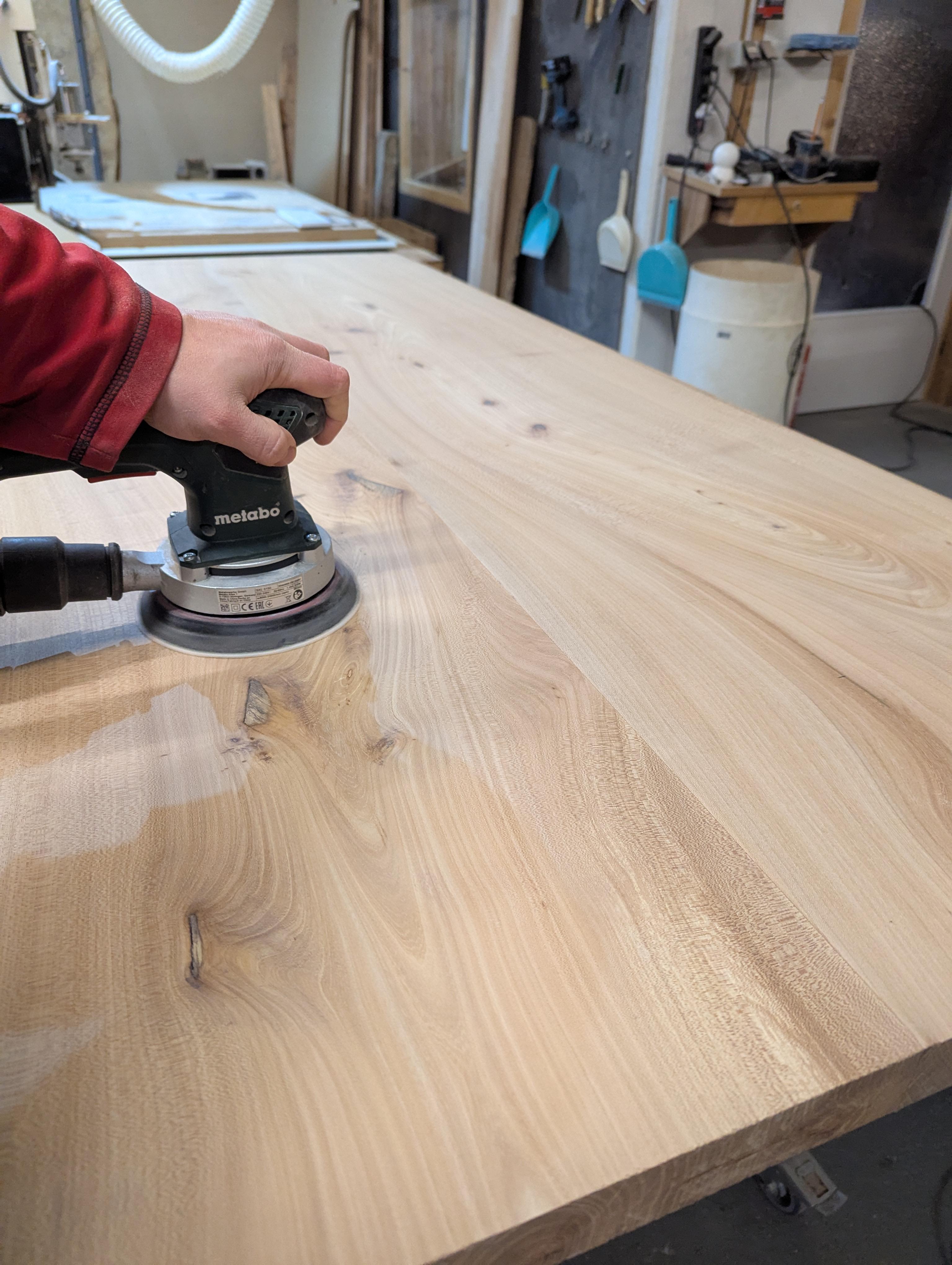 Schreibtisch aus Buchen-Massivholz mit elektrisch verstellbarem Gestell und glatter Oberfläche