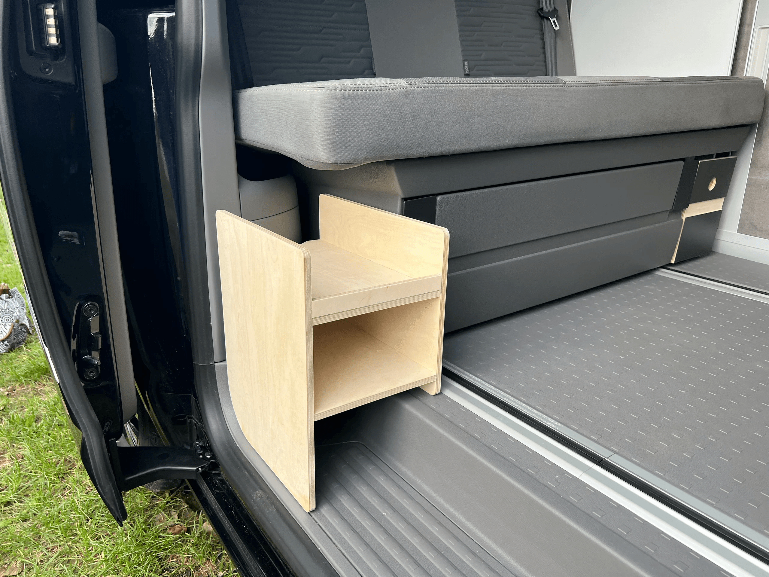 Schuhregal aus Multiplex zur Montage im VW T5, T6 und T6.1