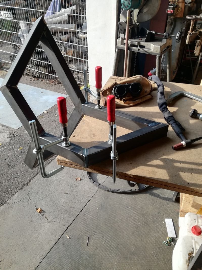 Schweißen und Lackieren bei der Bearbeitung eines Massivholztischs. Handwerkliche Fertigung für individuelle Projekte.