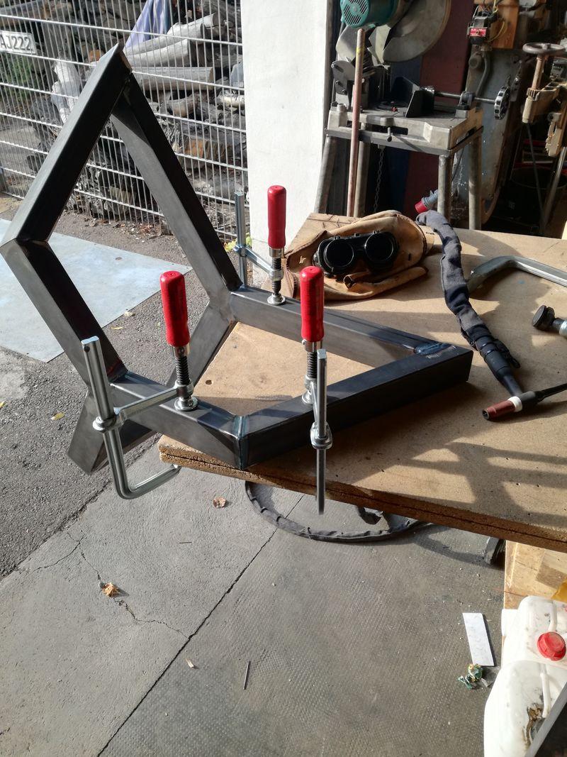 Schweißen und Lackieren bei der Bearbeitung eines Massivholztischs. Handwerkliche Fertigung für individuelle Projekte.