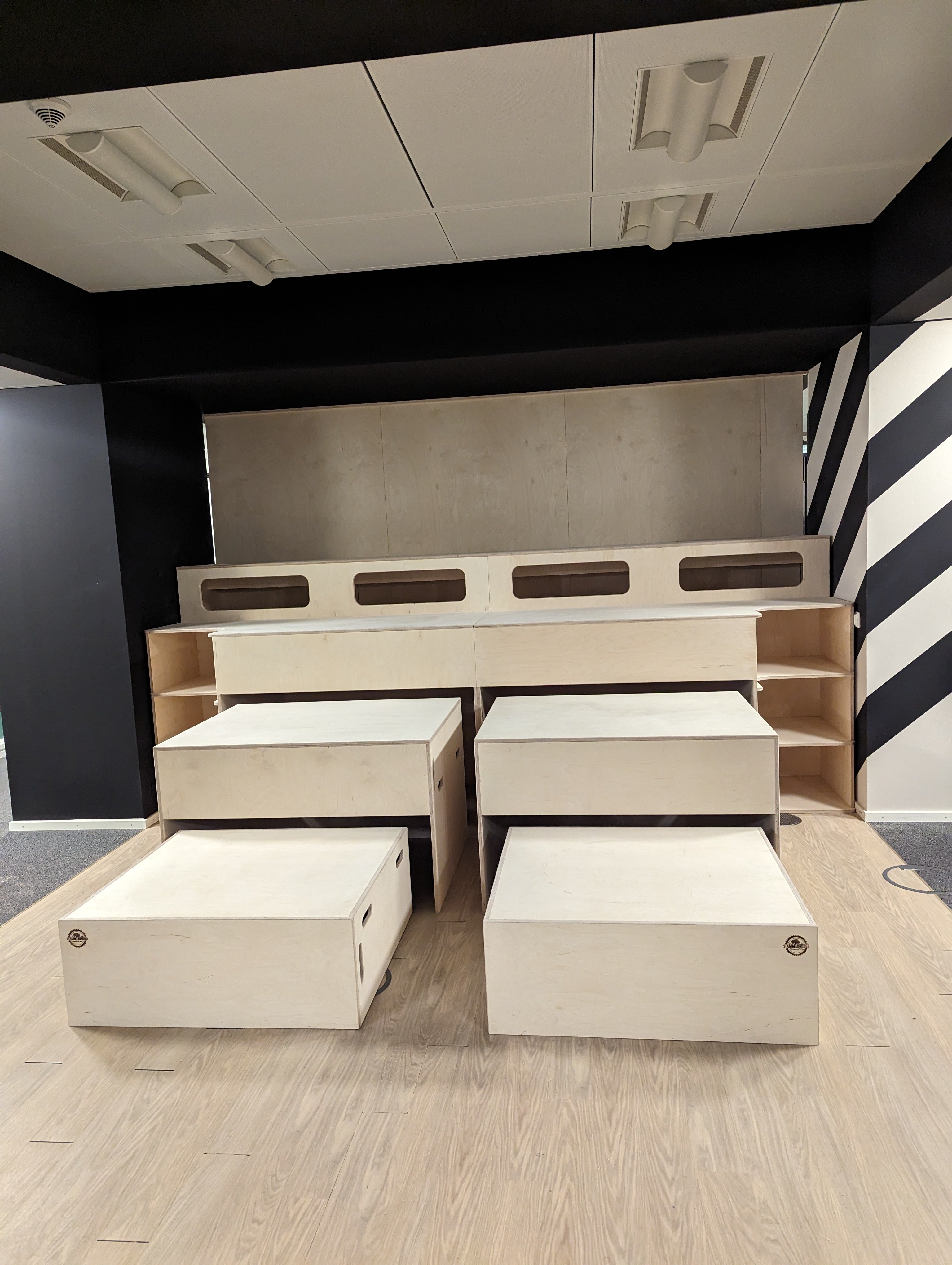 Modulare Sitzbühne aus Multiplex im Coworking Space Basislager Leipzig in voller Ansicht