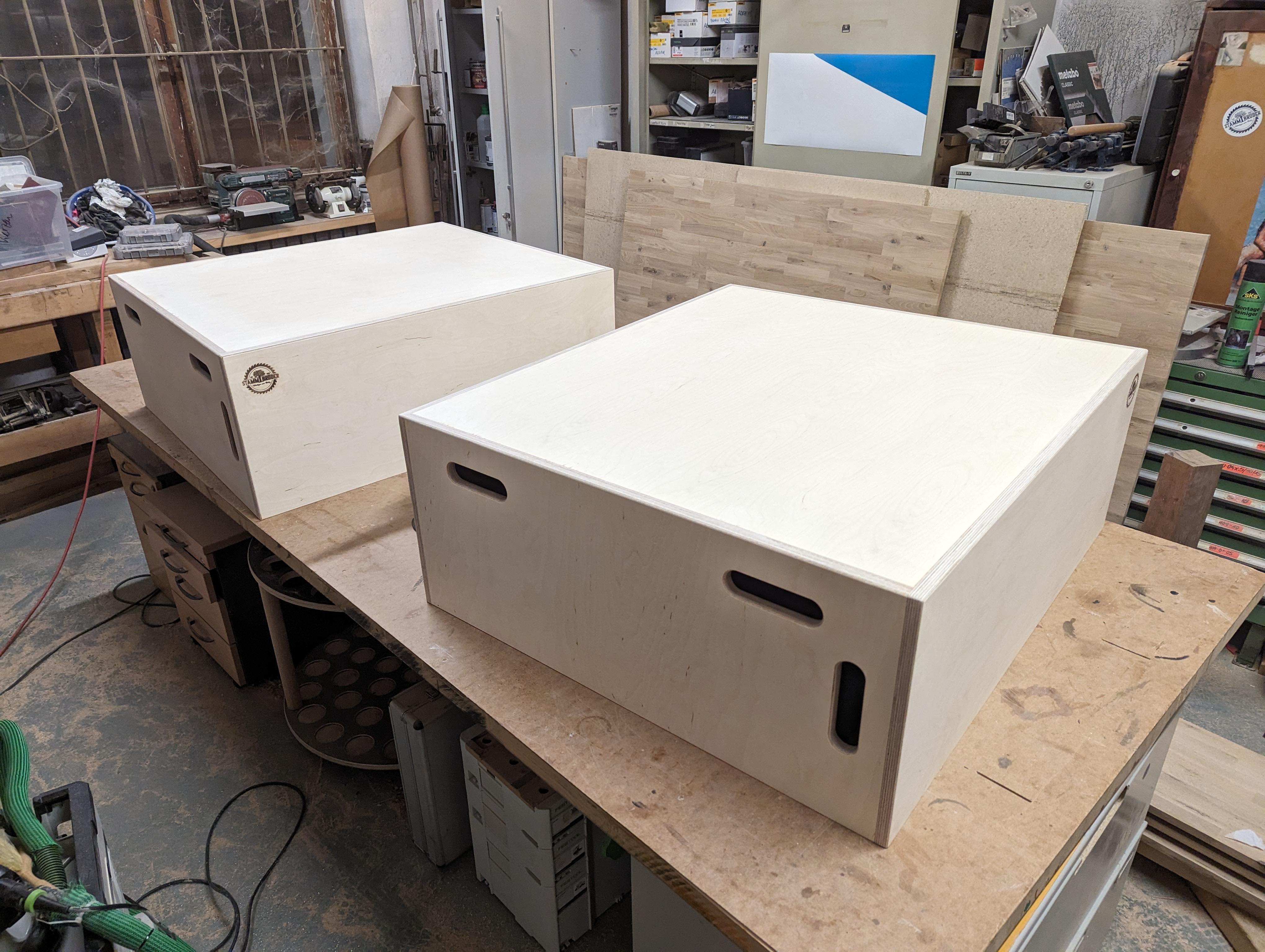 Detailansicht der integrierten Fächer für Sitzunterlagen innerhalb der modularen Sitzbühne