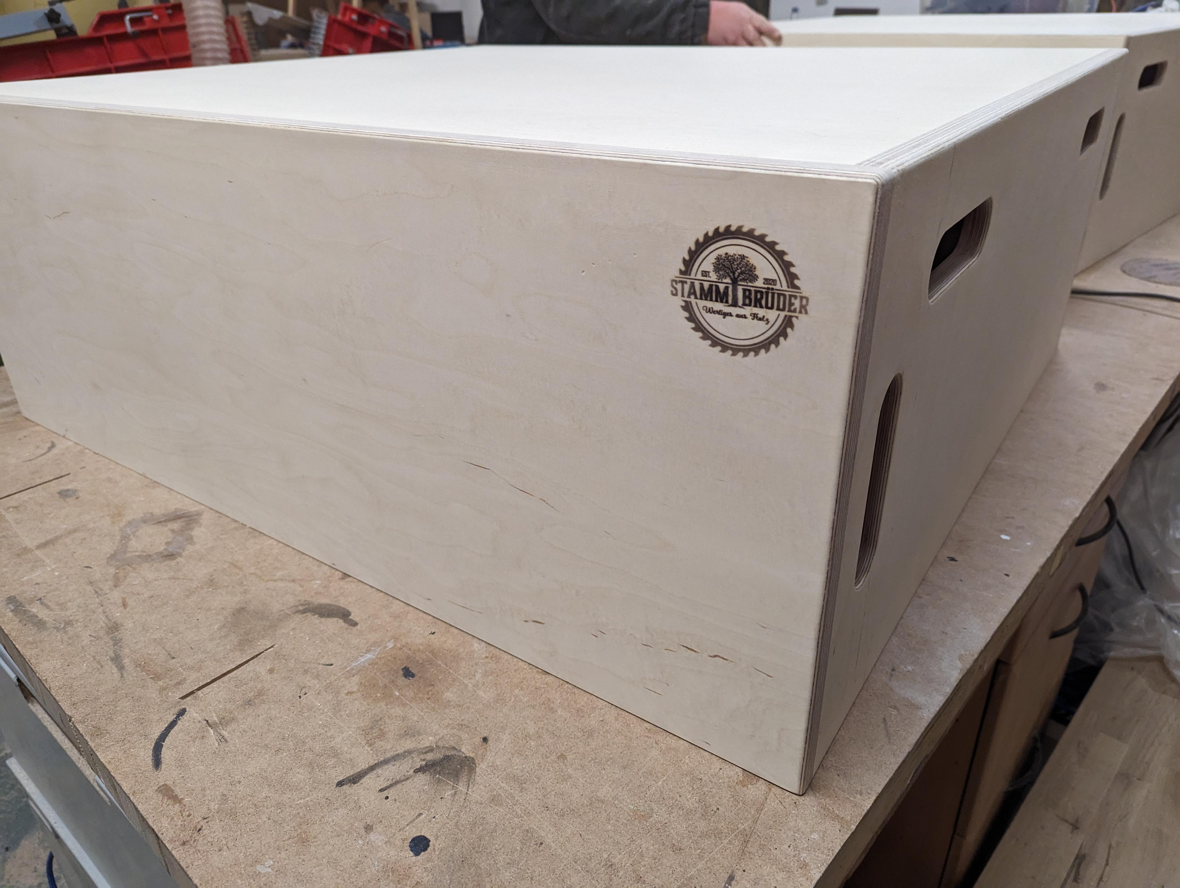 Zusammengeschobene Sitzbühnen-Module zur flexiblen Nutzung im Coworking Space