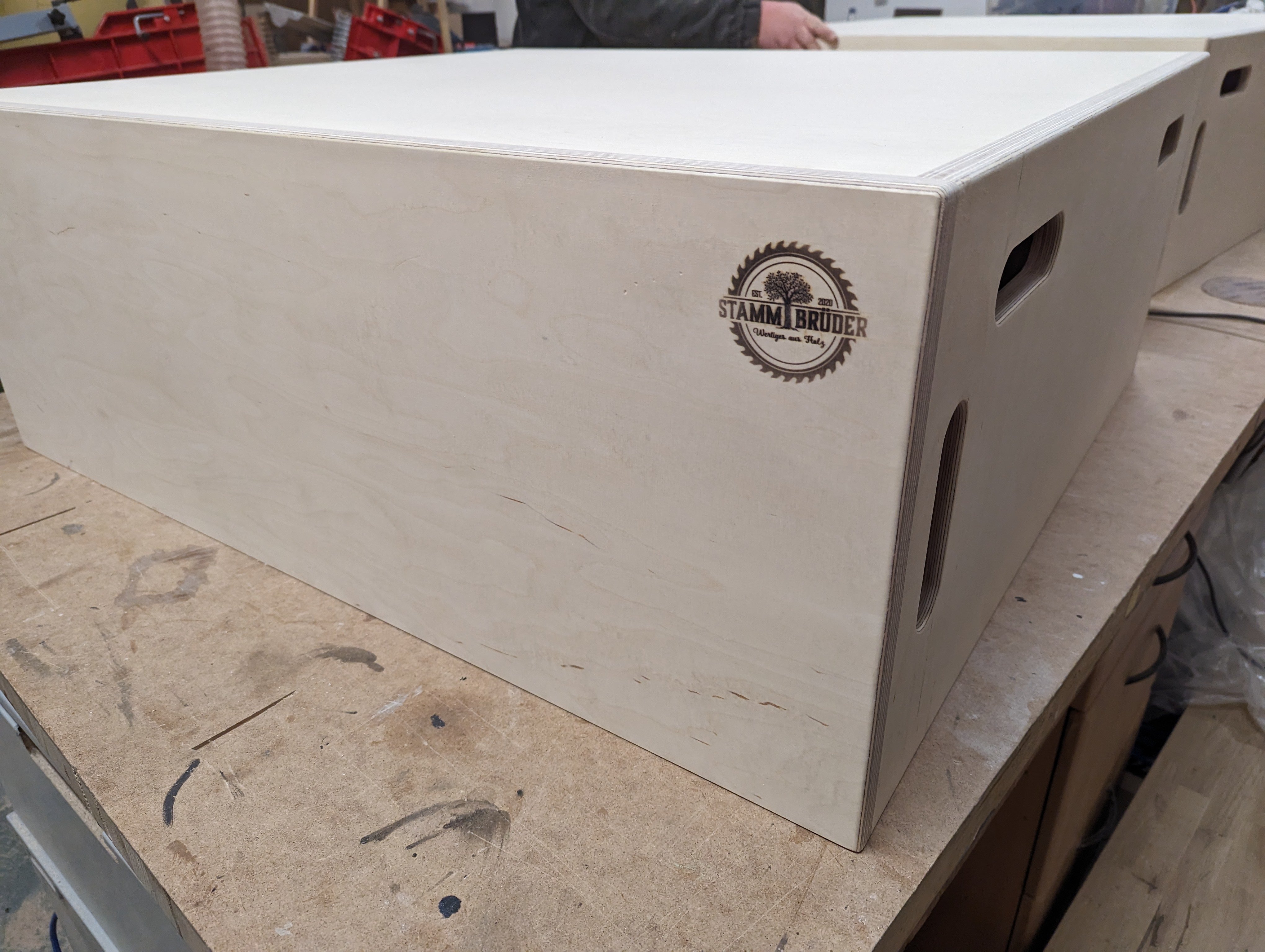 Zusammengeschobene Sitzbühnen-Module zur flexiblen Nutzung im Coworking Space