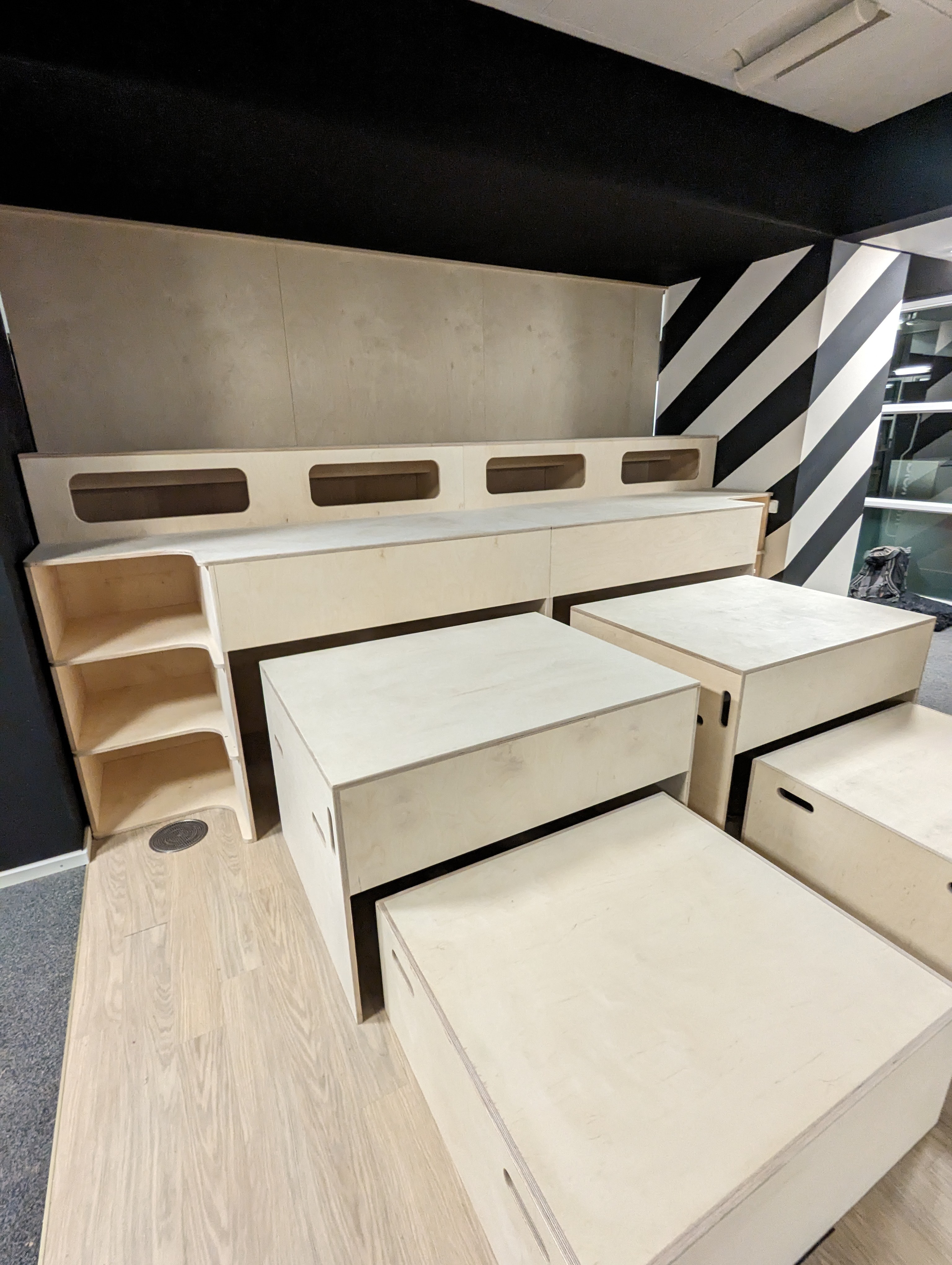 Offene Stauräume und Fächer der Sitzbühne für Sitzkissen und Zubehör