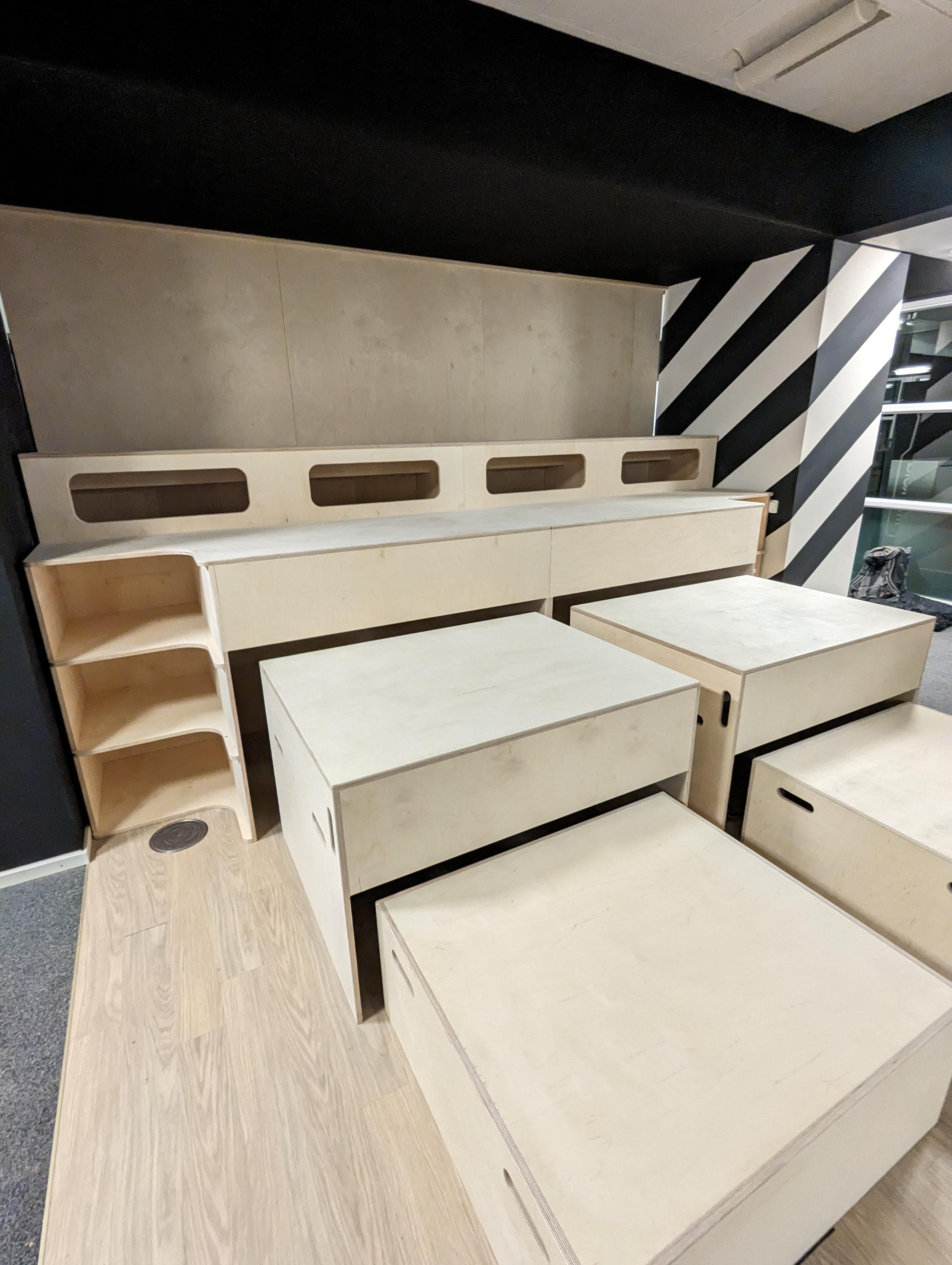 Offene Stauräume und Fächer der Sitzbühne für Sitzkissen und Zubehör