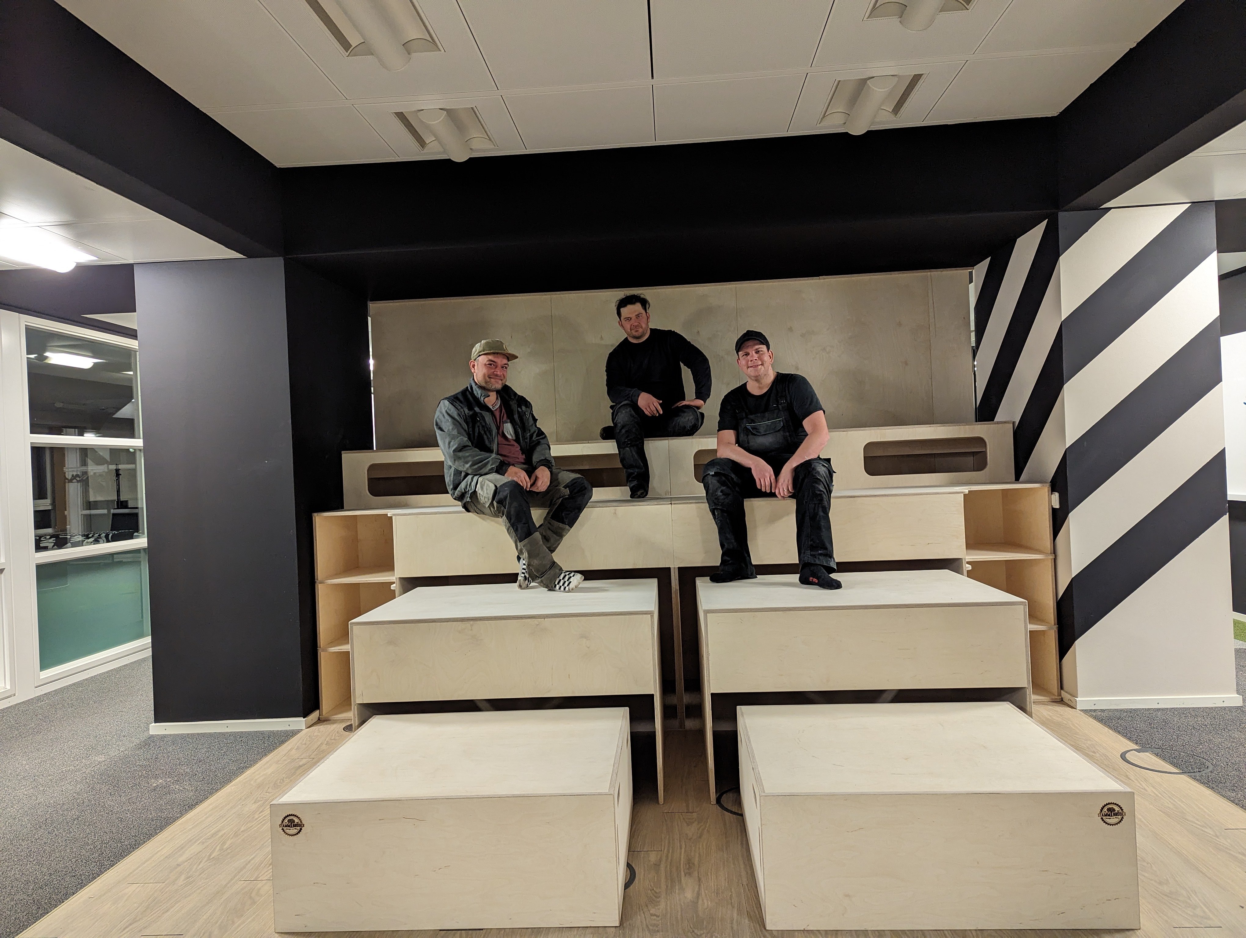 Birke-Multiplex Sitzbühne mit modularer Konstruktion und zusätzlichem Stauraum im Basislager Leipzig