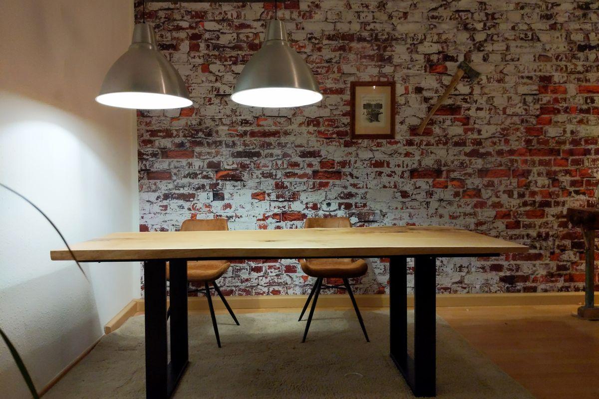 Holzwerkstatt Stammbrüder mit modernen Maschinen für Camperausbau, CNC-Fräsarbeiten und individuelle Massivholztische. Handwerkliche Qualität aus Leipzig.