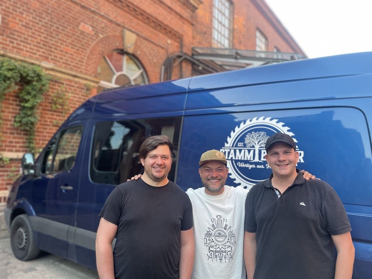 Die drei Stammbrüder in ihrer Holzwerkstatt in Leipzig. Handwerker mit Leidenschaft für Holz und individuelle Projekte.